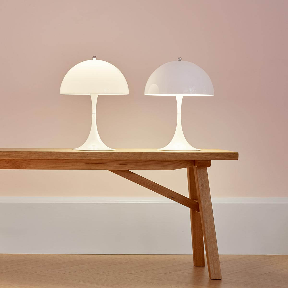 Louis Poulsen Panthella 250 LED Tischleuchte, Acryl opalweiß (links) und weiß (rechts) – Design by Verner Panton