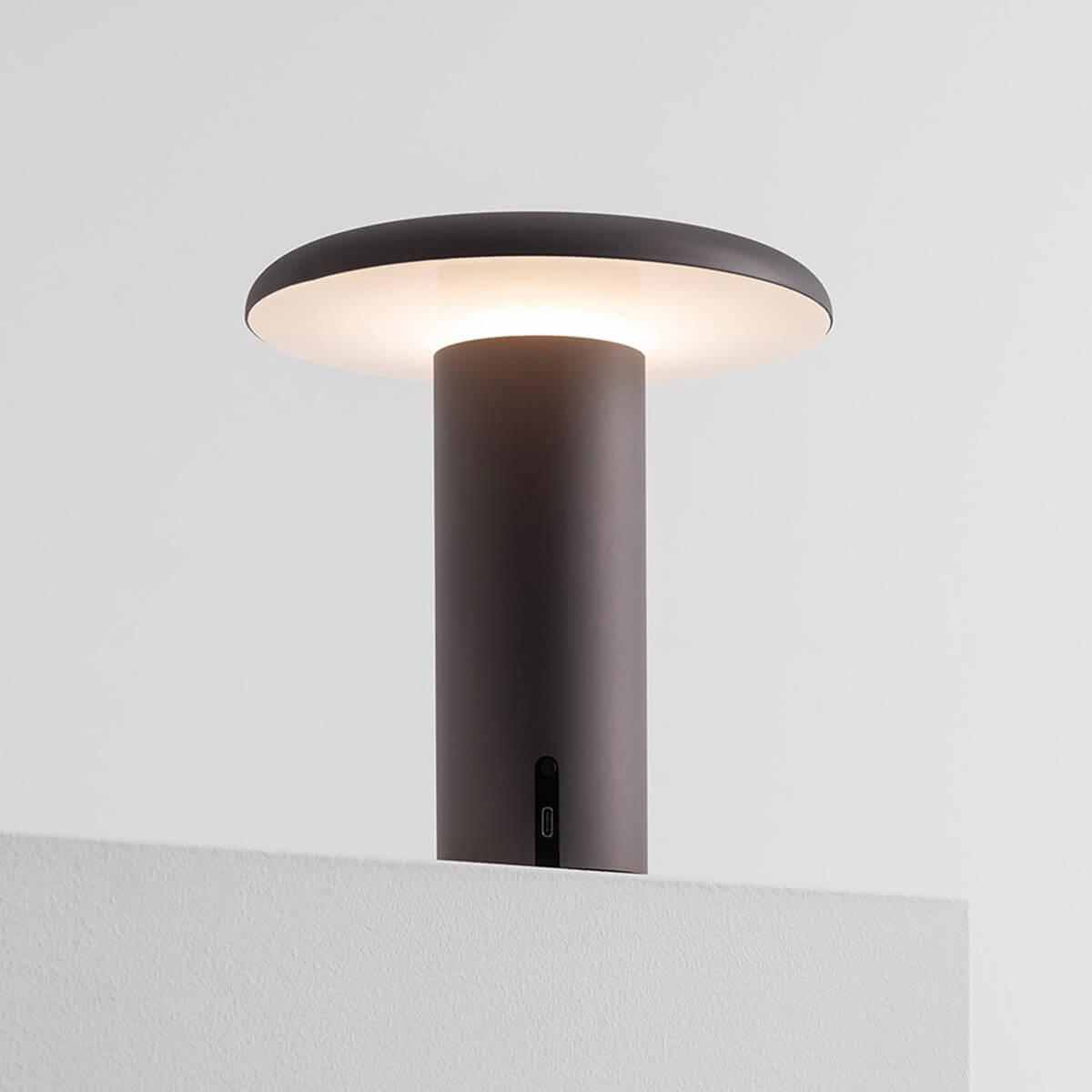 Artemide Takku LED Akkuleuchte, graubraun eloxiert