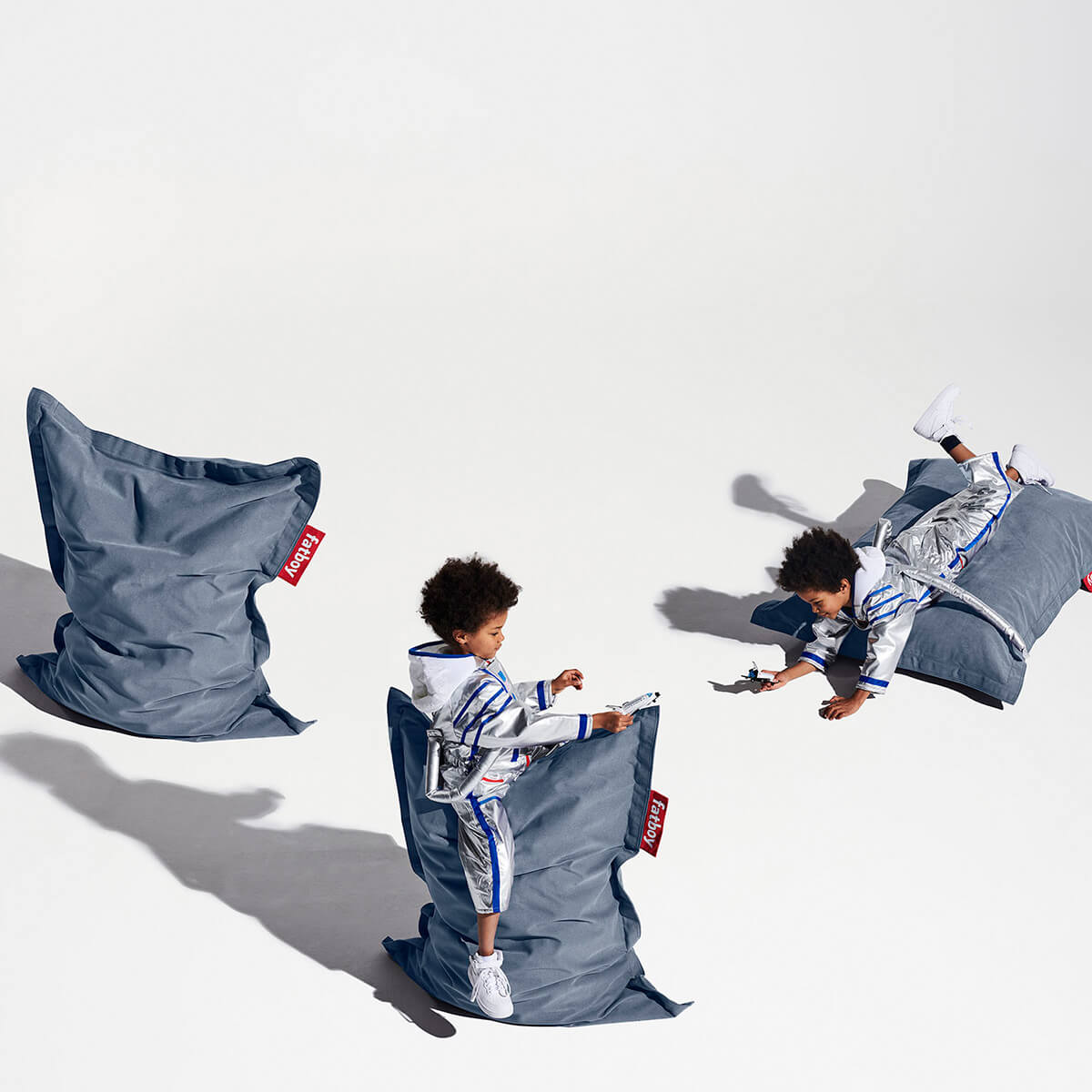 346-fatboy-junior-stonewashed-kinder-sitzsack-102331-blau-ambiente2-1200x1200 Fatboy Junior Stonewashed Sitzsack, blau