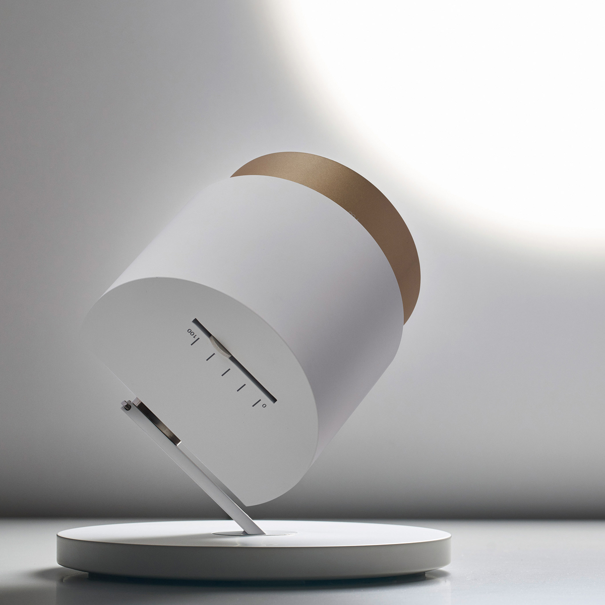 Occhio lui basso Zoom LED Boden- / Tischleuchte, 2700 K, weiß matt, Objektiv gold matt