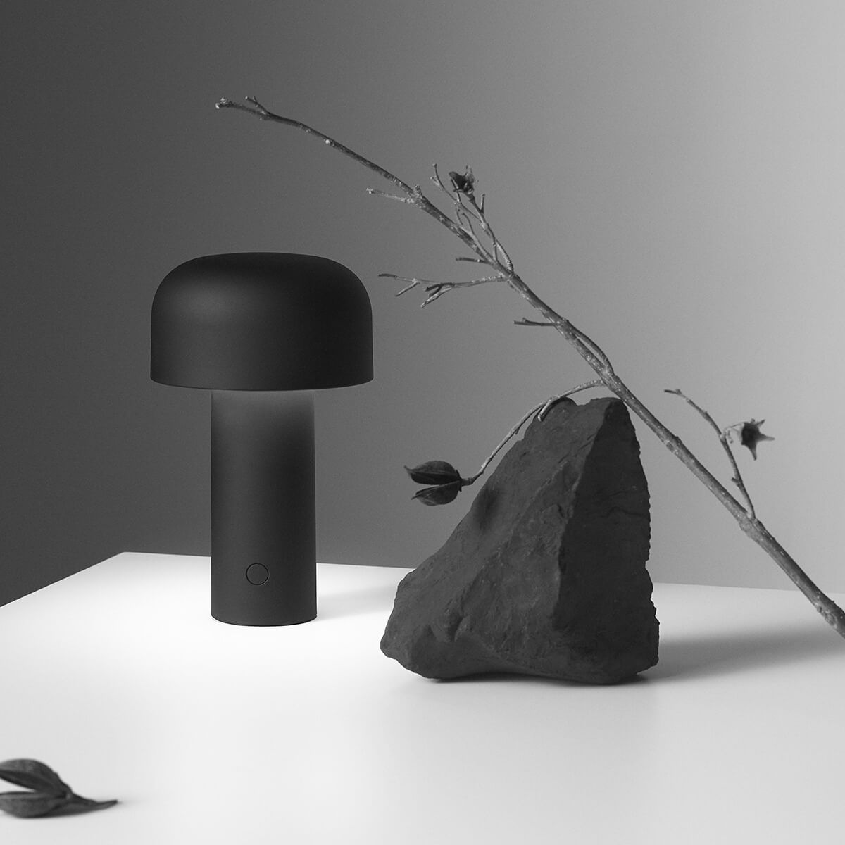 Flos Bellhop Battery LED Akkuleuchte, schwarz matt (©Ambra Crociani)