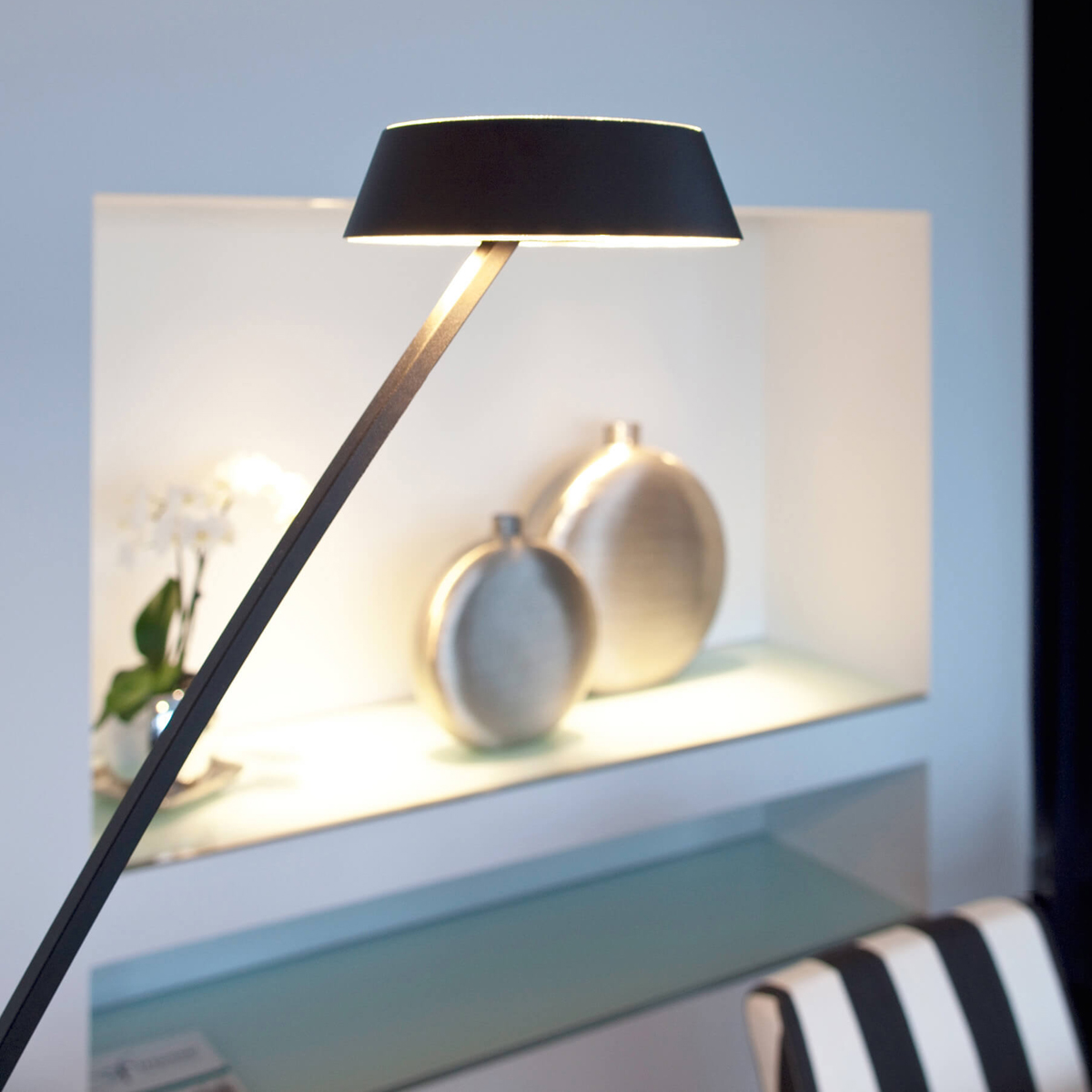 059-oligo-plus-glance-led-stehleuchte-gebogen-g44-883-21-23-schwarz-matt-ambiente3-1200x1200 Oligo Glance LED Stehleuchte, gebogen, schwarz matt