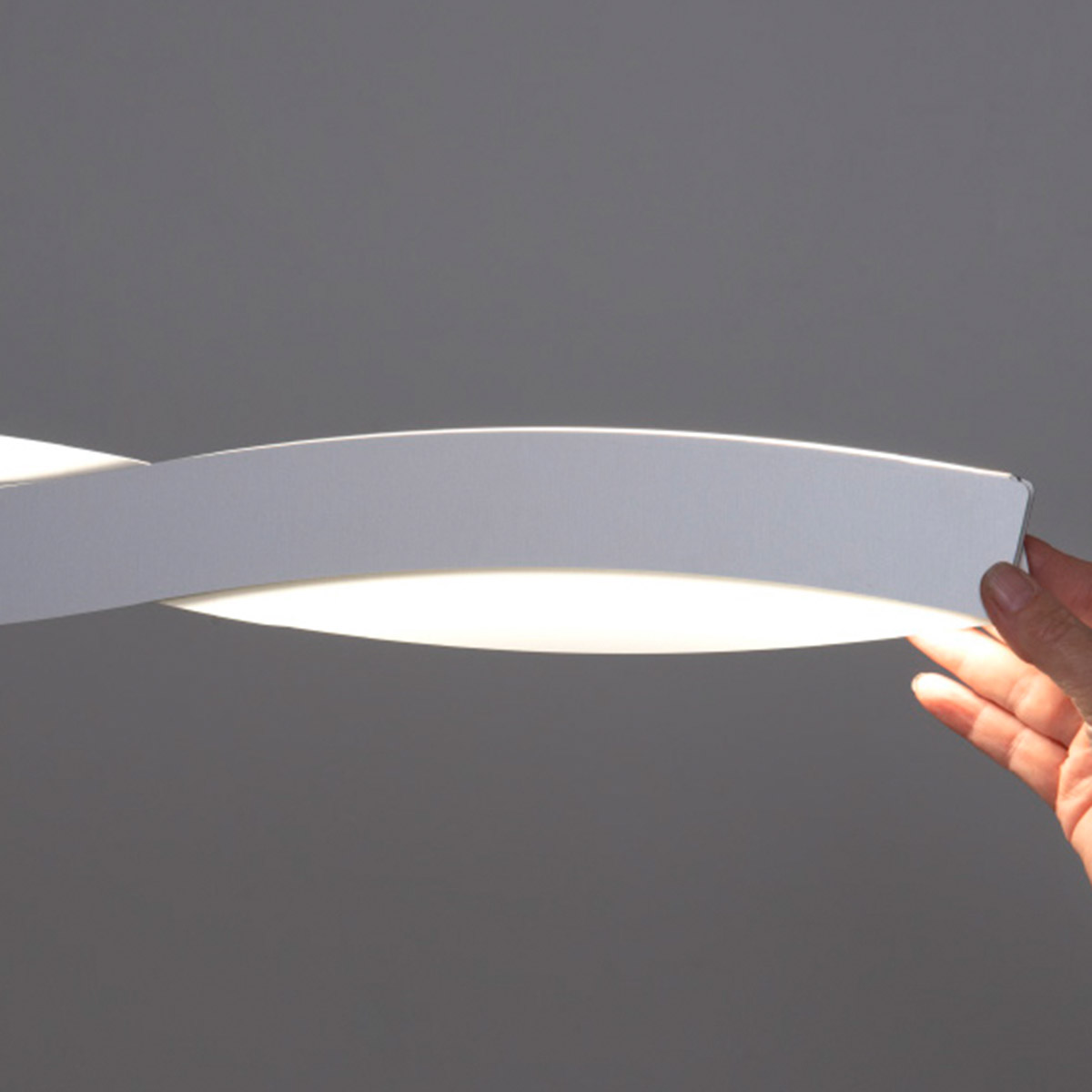 Bopp Plus Swing LED Pendelleuchte, Aluminium eloxiert, Lichtsteuerung durch Kippen des Pendels (Vertical Control)