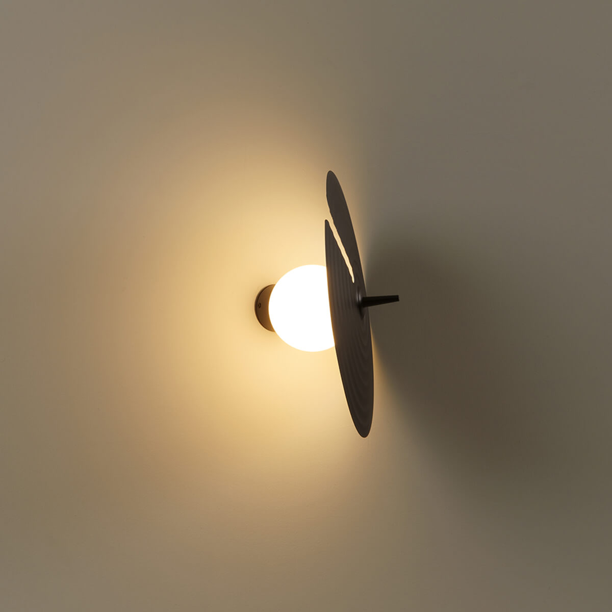 Milan Symphony Wand- / Deckenleuchte, anthrazit, der Schirm lässt sich auf der Lichtkugel individuell platzieren