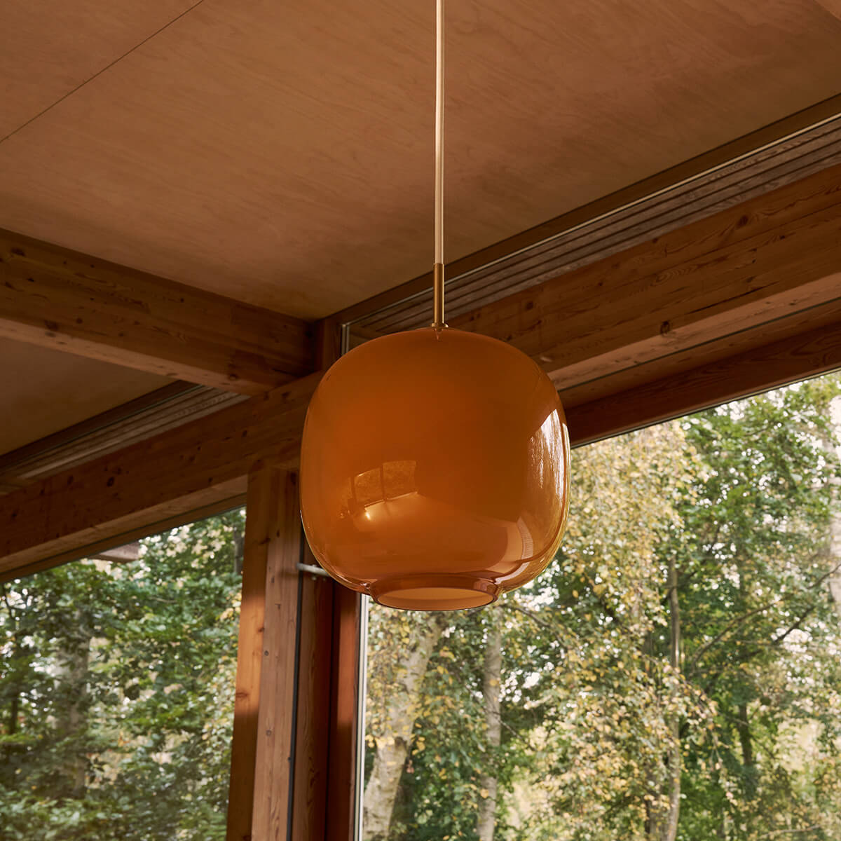 Louis Poulsen VL 45 Radiohus Pendelleuchte, Ø: 17,5 cm, Glas bernstein (ausgeschaltet)