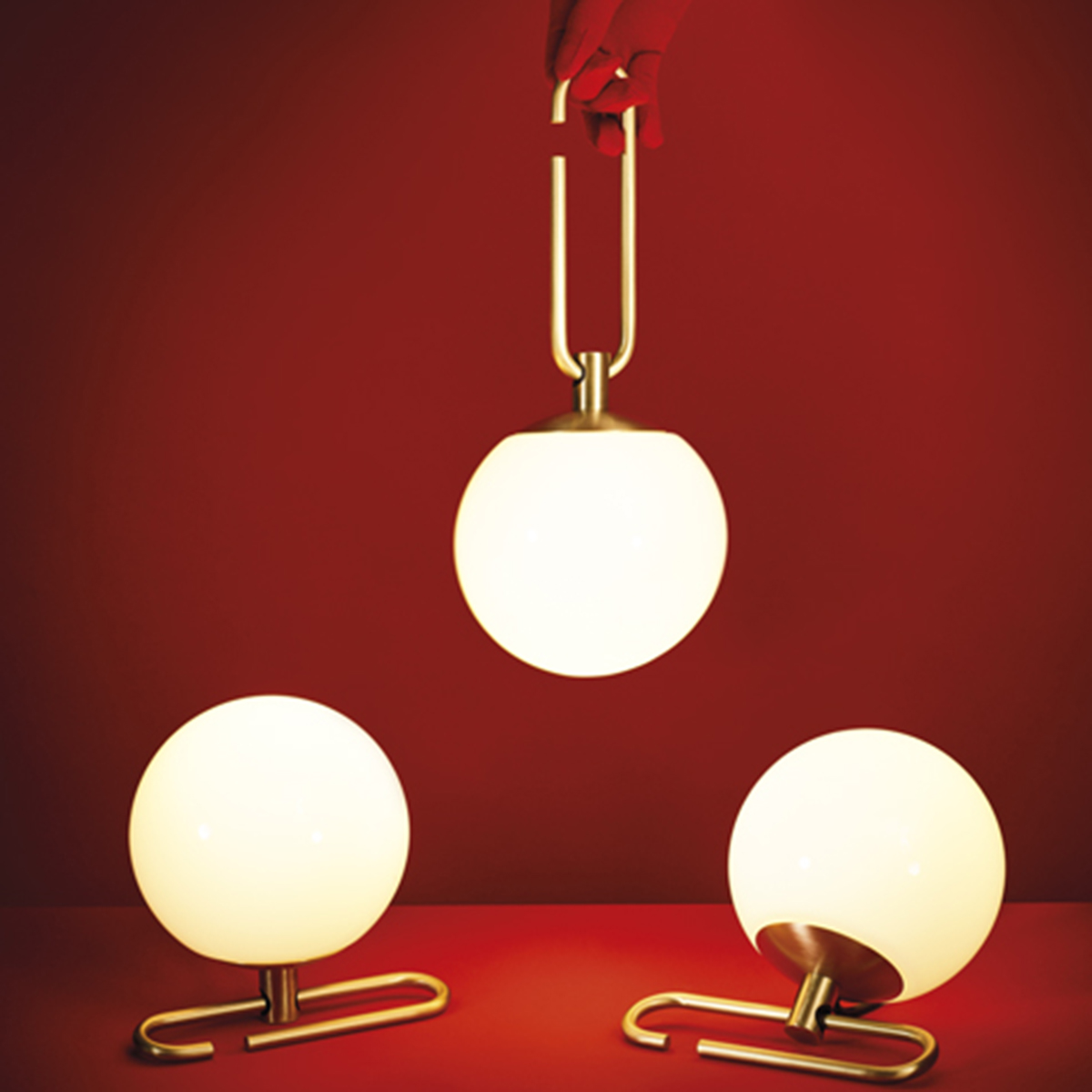 Artemide Design nh 1217 Sospensione / Tavolo, Messing gebürstet, Diffusor: weiß (die Abbildung zeigt drei Produkte)