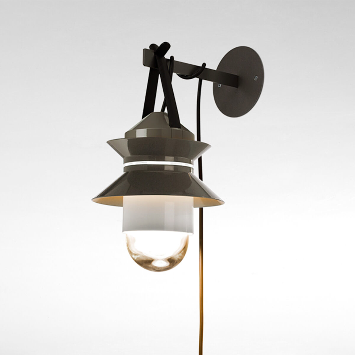 Marset Santorini Wandleuchte mit Wandhaken, Schirme: grau