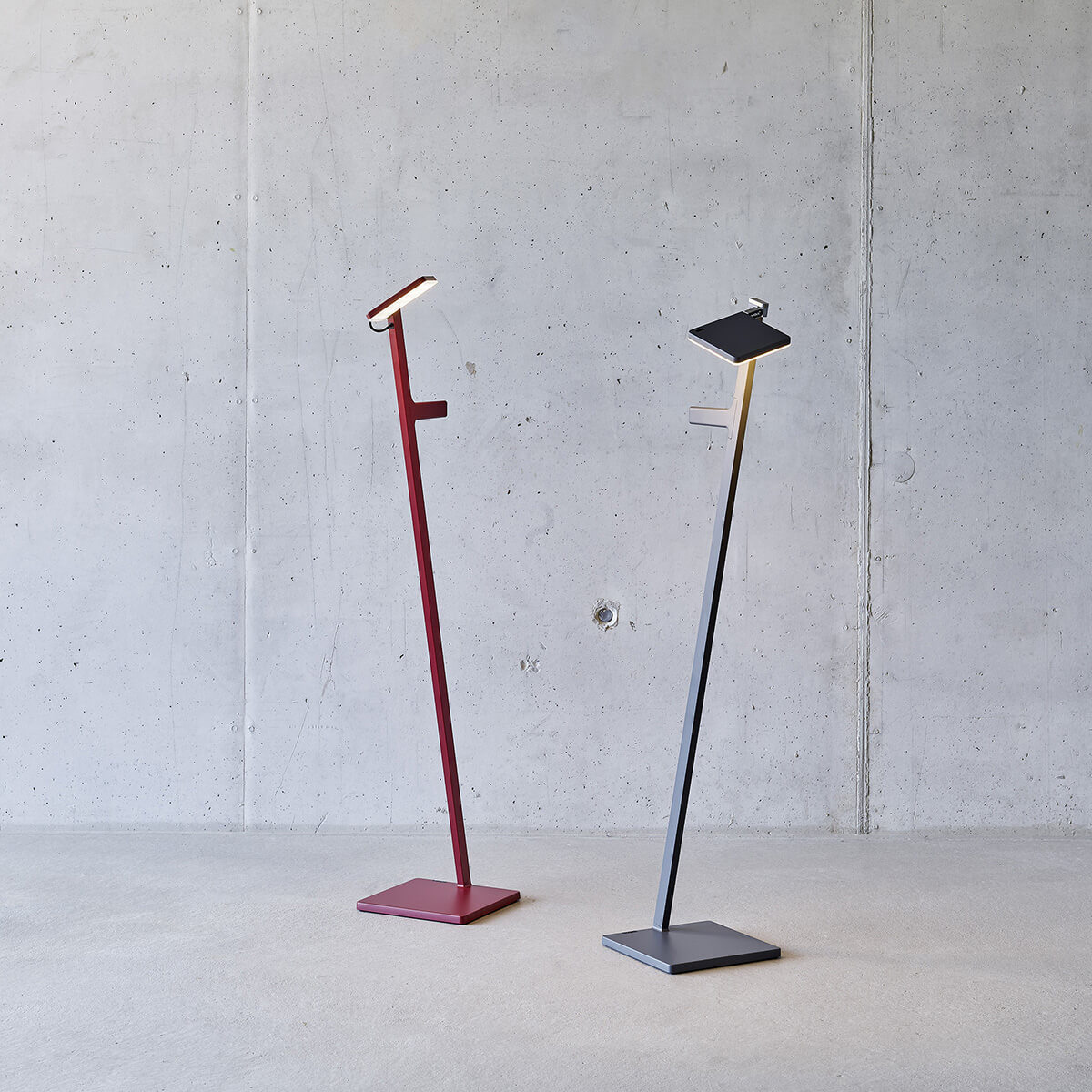 Nimbus Roxxane Leggera 101 CL LED Akkustehleuchte, rubinrot und graphitgrau matt (©Nimbus Group/Jürgen Pollak)