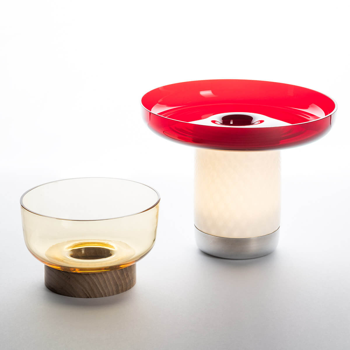 Artemide Bontà Base mit Glasschale, Holz / Topas, und Bontà Portable LED Akkuleuchte, inkl. Teller, Glas: rot (separat erhältlich)