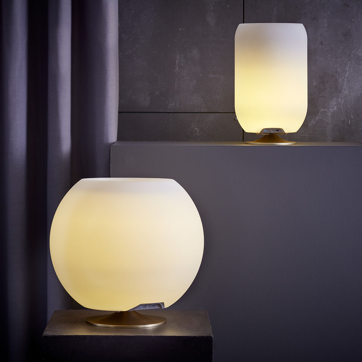 Kooduu Atmos LED Akkuleuchte, Bluetooth Lautsprecher & Weinkühler und Sphere LED Akkuleuchte, Bluetooth Lautsprecher & Weinkühler, Messing