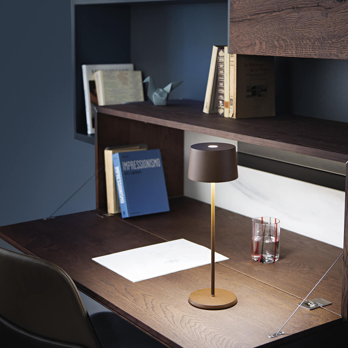 342-zafferano-ailati-olivia-pro-led-akku-tischleuchte-ld0850r3-corten-ambiente-2-1200x1200 Zafferano AiLati Olivia Pro LED Akkuleuchte, Corten