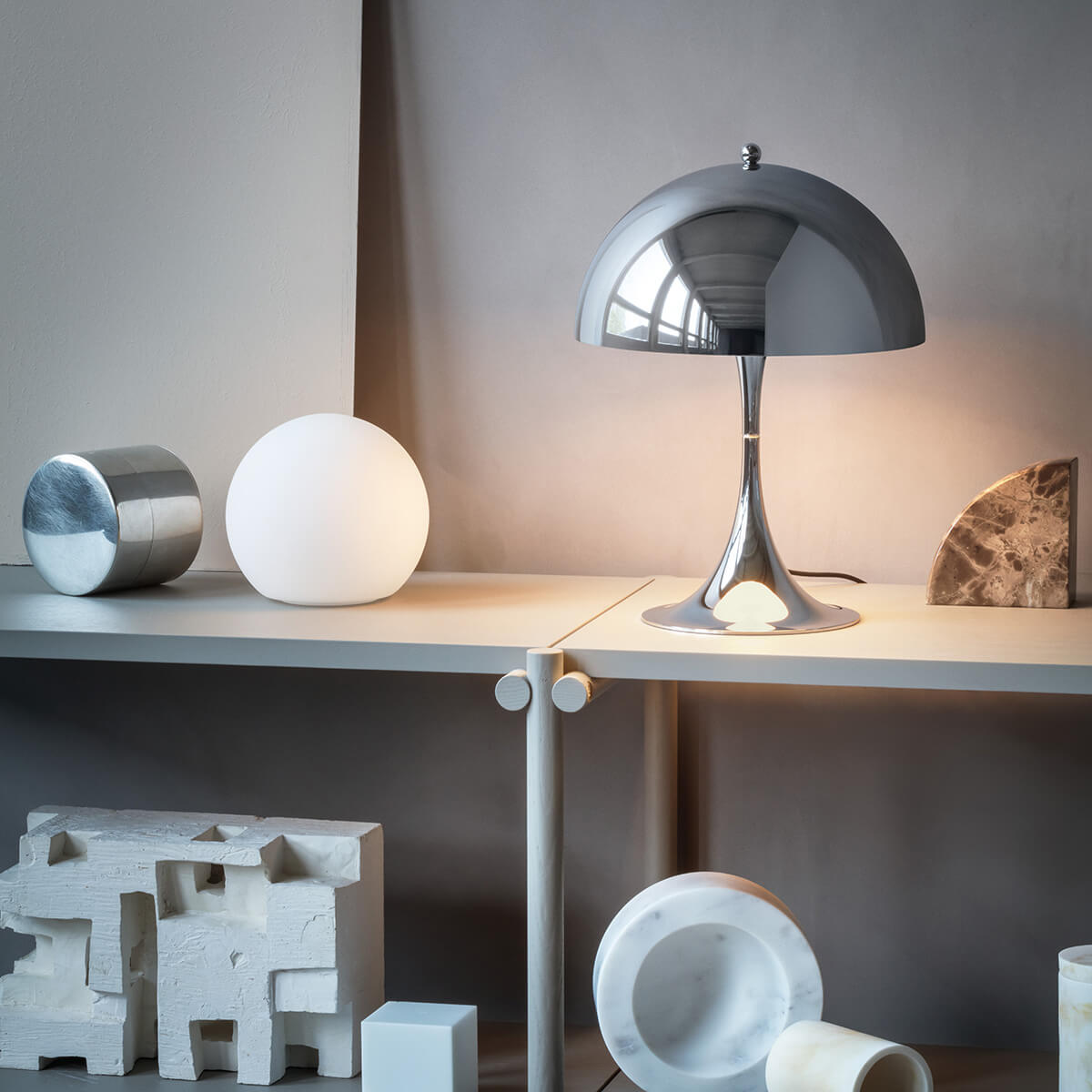 Louis Poulsen Panthella 250 LED Tischleuchte, Chrom – Design by Verner Panton