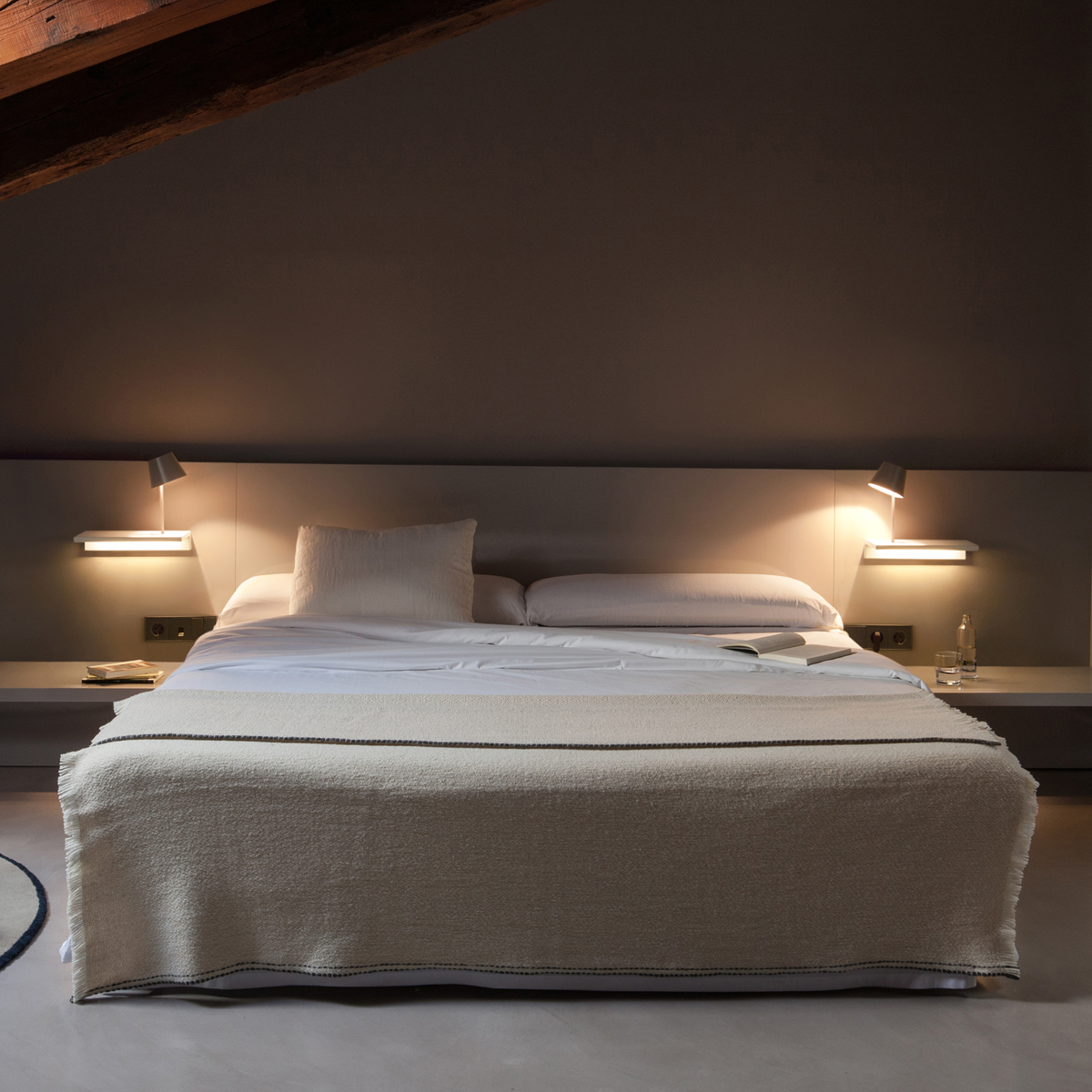 Vibia Suite 6045 Wandleuchte, mit Leselicht, weiß matt, und Vibia Suite 6046 Wandleuchte, mit Leselicht, weiß matt