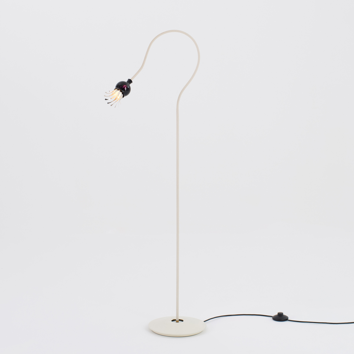 Serien.lighting Poppy Floor 1 Stehleuchte, Schirm: violett, Arm: beige