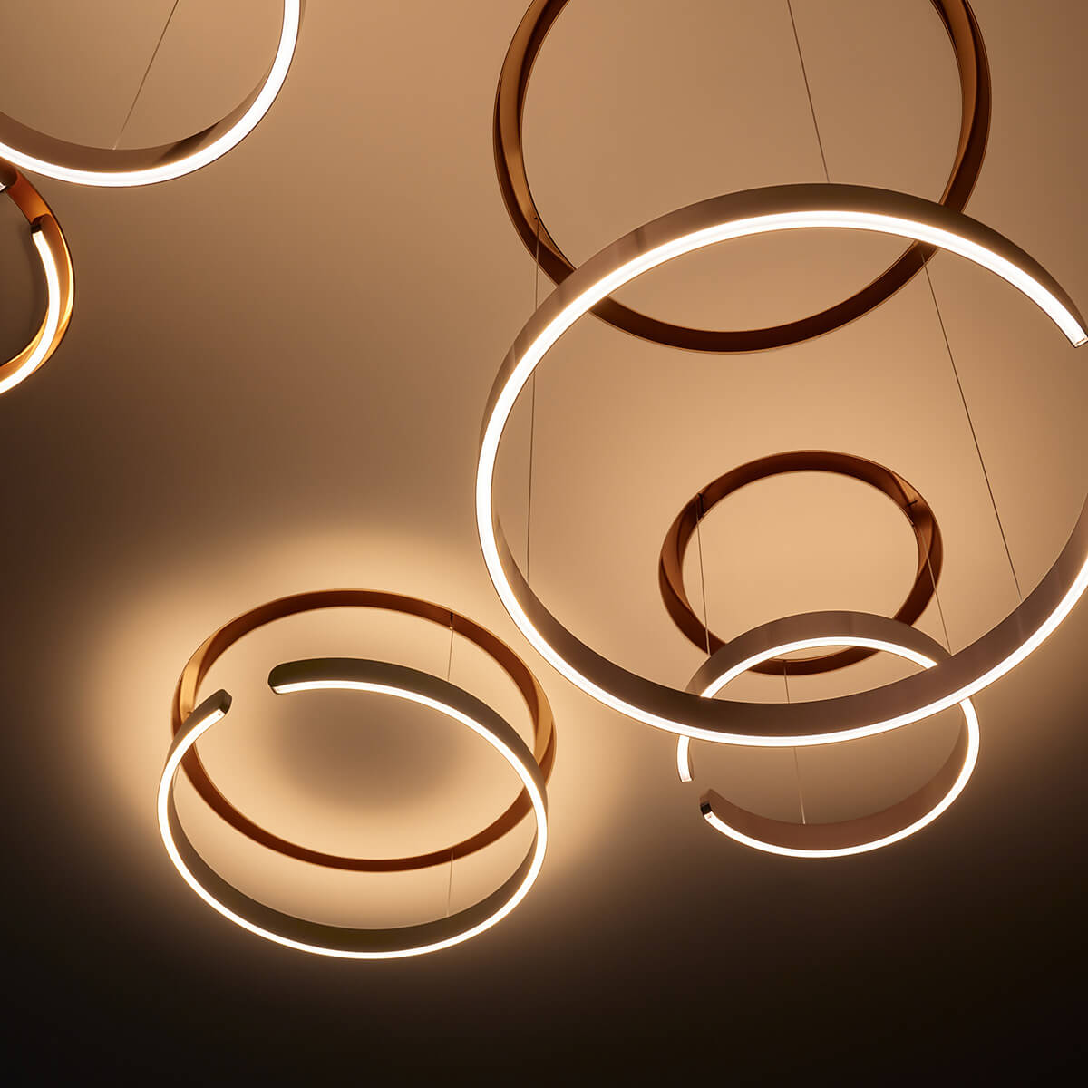 Occhio Mito cosmo 40 und 60 move "air" wide Pendelleuchte, phantom (light channel in Gold matt auf Anfrage erhältlich)