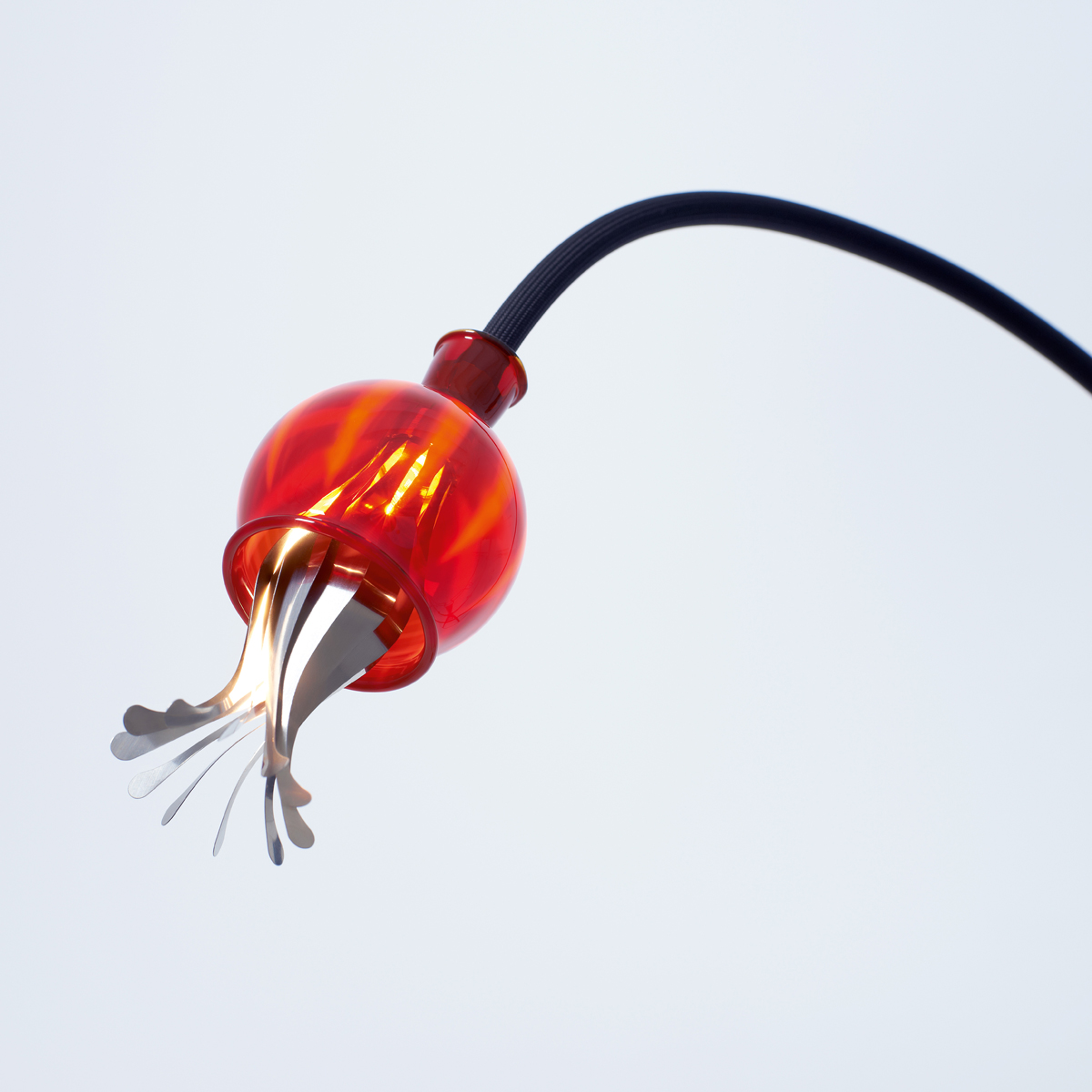 Serien.lighting Poppy Floor 3 Stehleuchte, Schirme: rubinrot, Arme: schwarz, Öffnen der Bimetall-Blätter