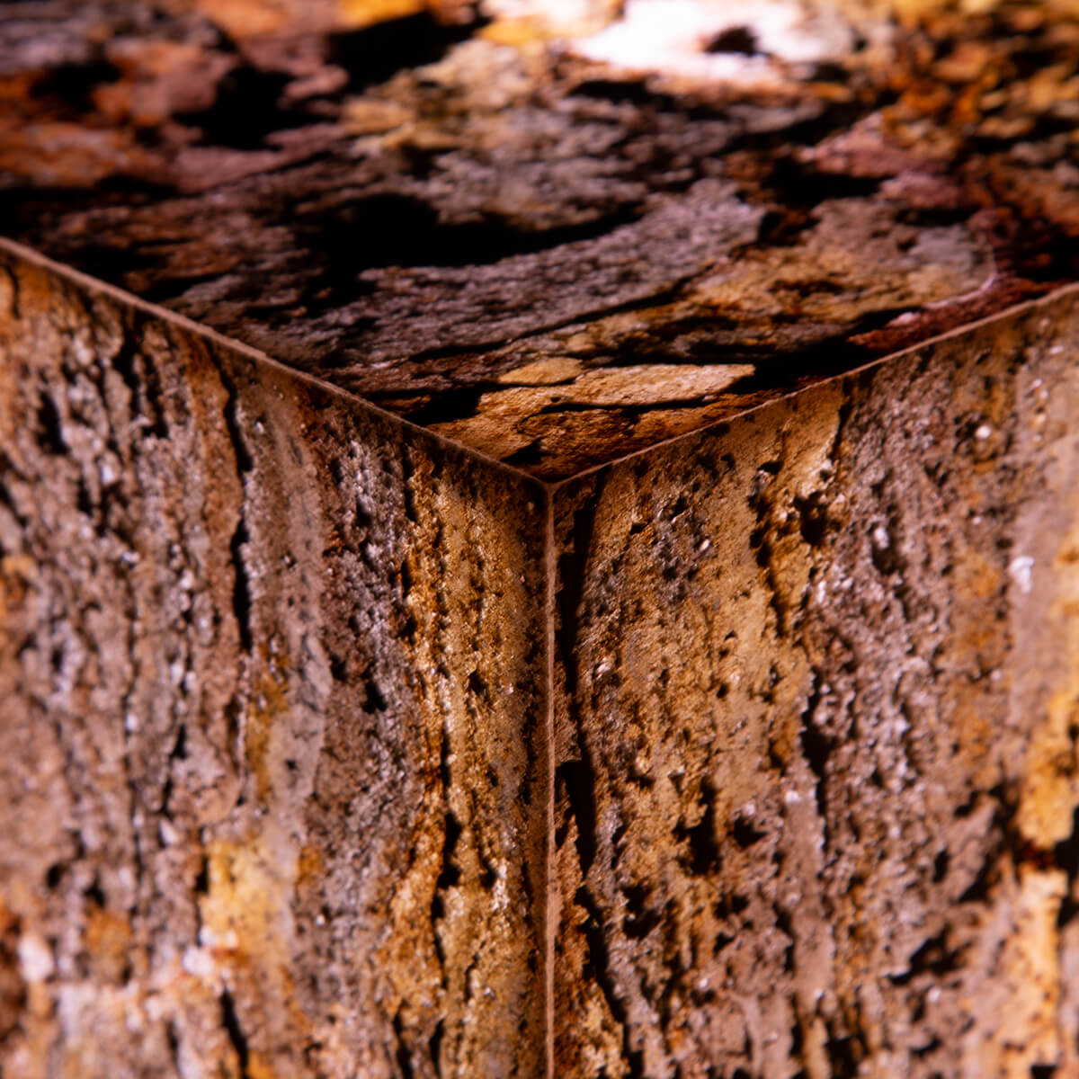 Epstein-Design Würfel Eifel im Herbst CCT-LED Außenleuchte, Detailbild der Schiefer-Oberfläche (©Leuchtenland.com)