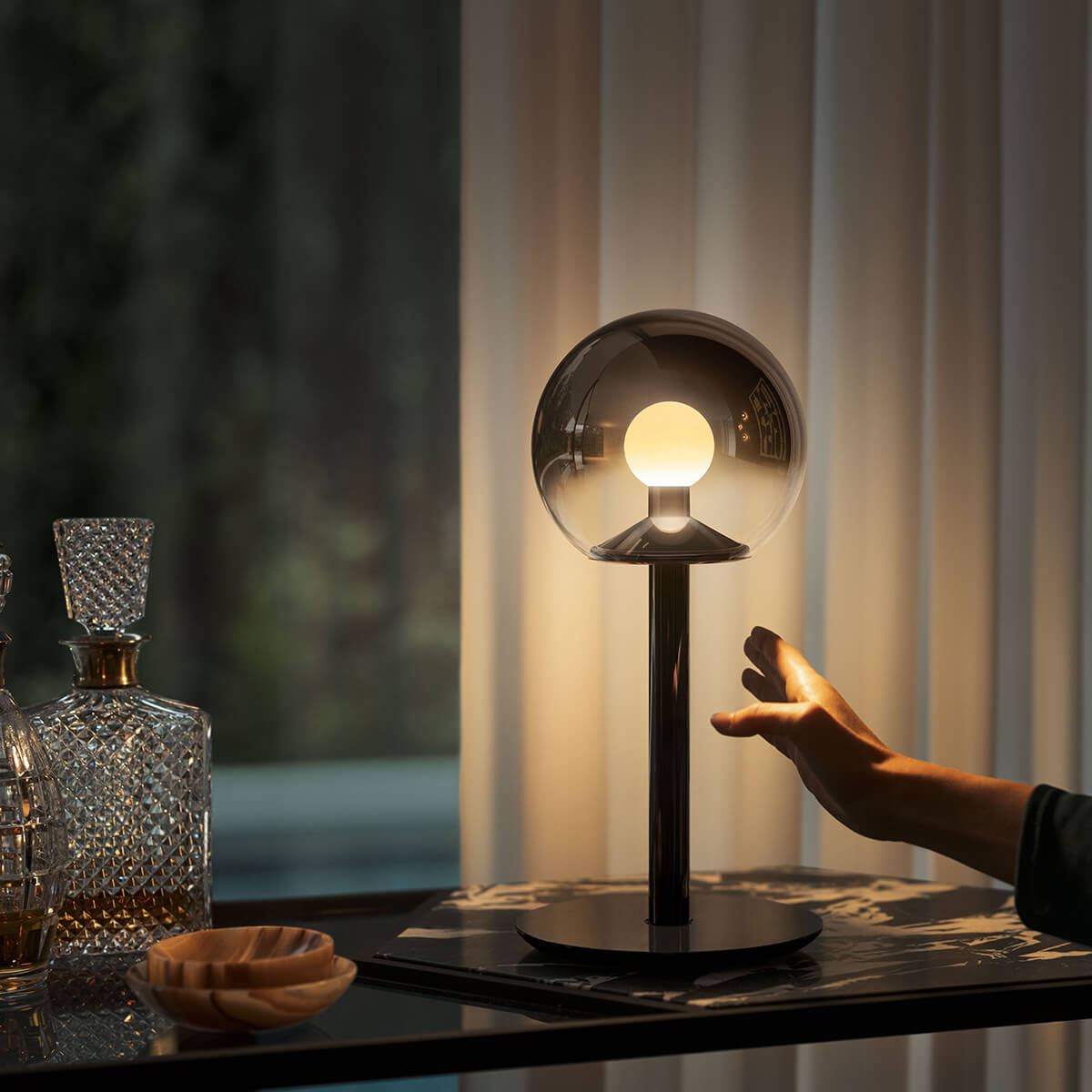 Occhio Luna sogno LED Tischleuchte, dark chrome, Touchlessdimmer