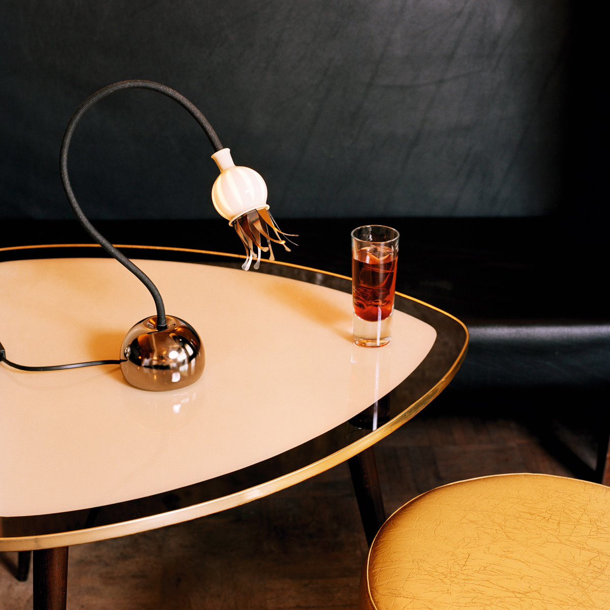 Serien.lighting Poppy Table Tischleuchte, Schirm: Keramik, Arm: schwarz