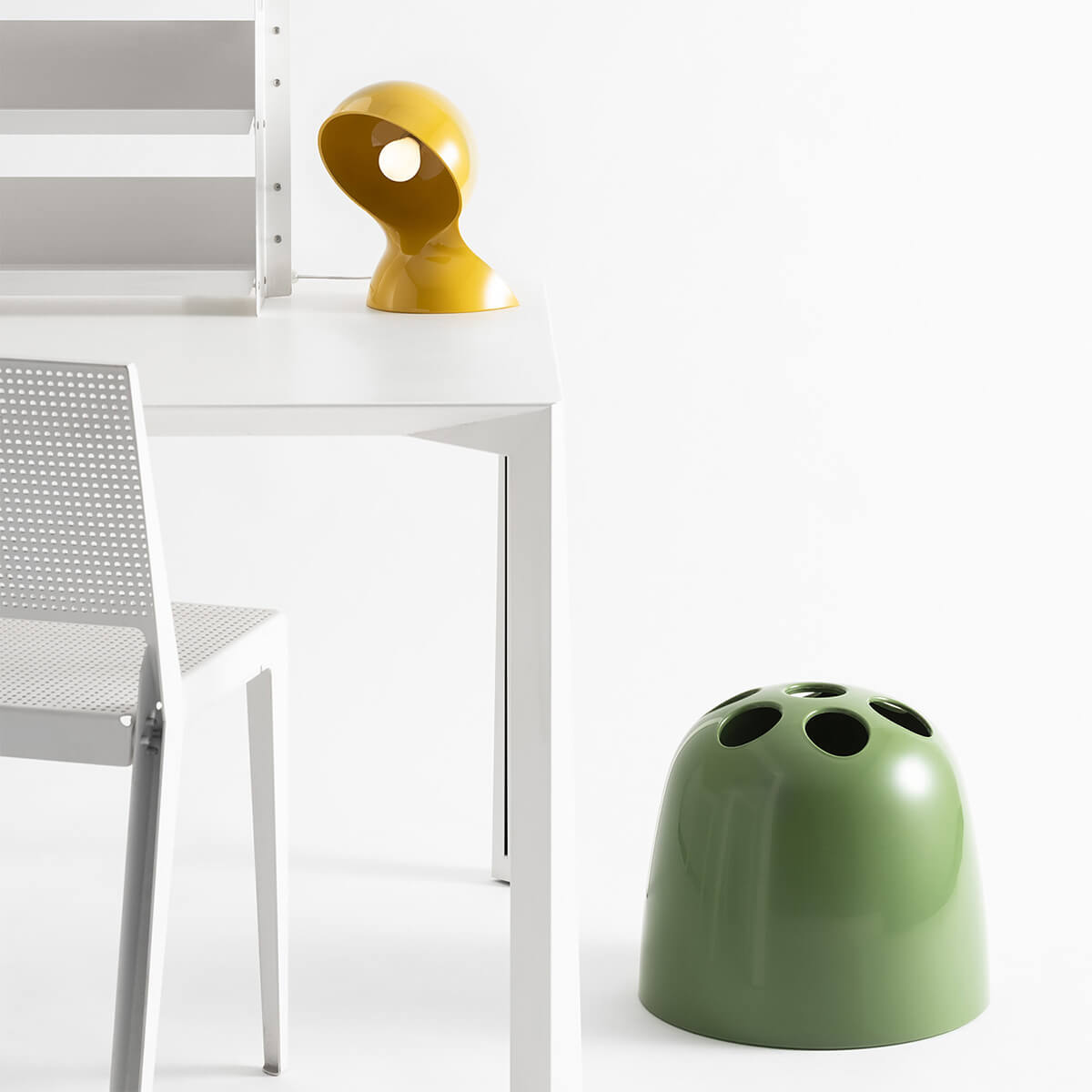 Artemide Milano Danese Dedalo Schirmständer, grün, und Artemide Dalù Tavolo