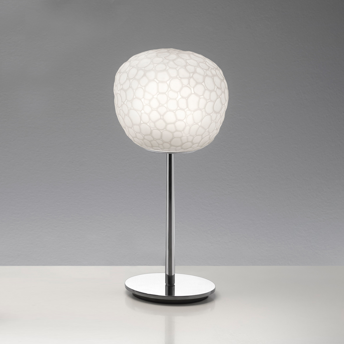 Artemide Design Meteorite Stelo Tavolo Höhe: 32 cm, Diffusor: weiß, Struktur: Chrom