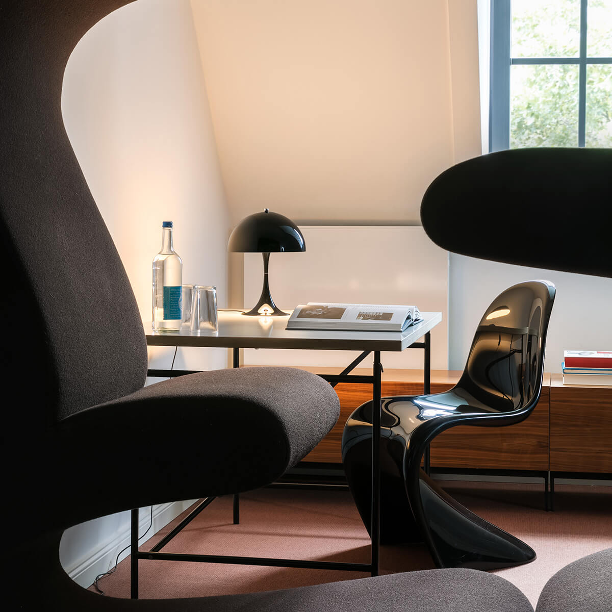 Louis Poulsen Panthella 250 LED Tischleuchte, schwarz – Design by Verner Panton