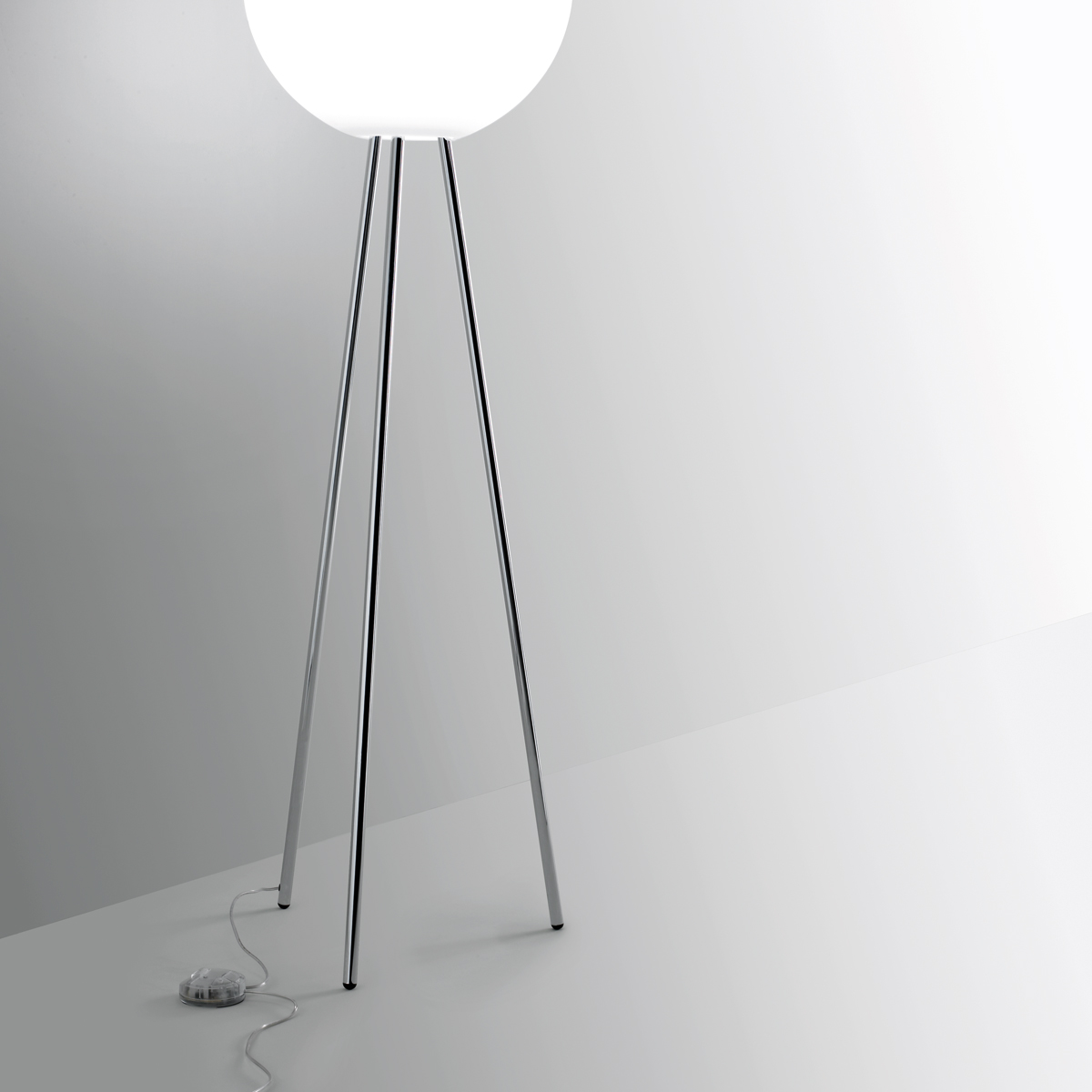 Fontana Arte Prima Signora Stehleuchte, Chrom, Schirm: Opalglas