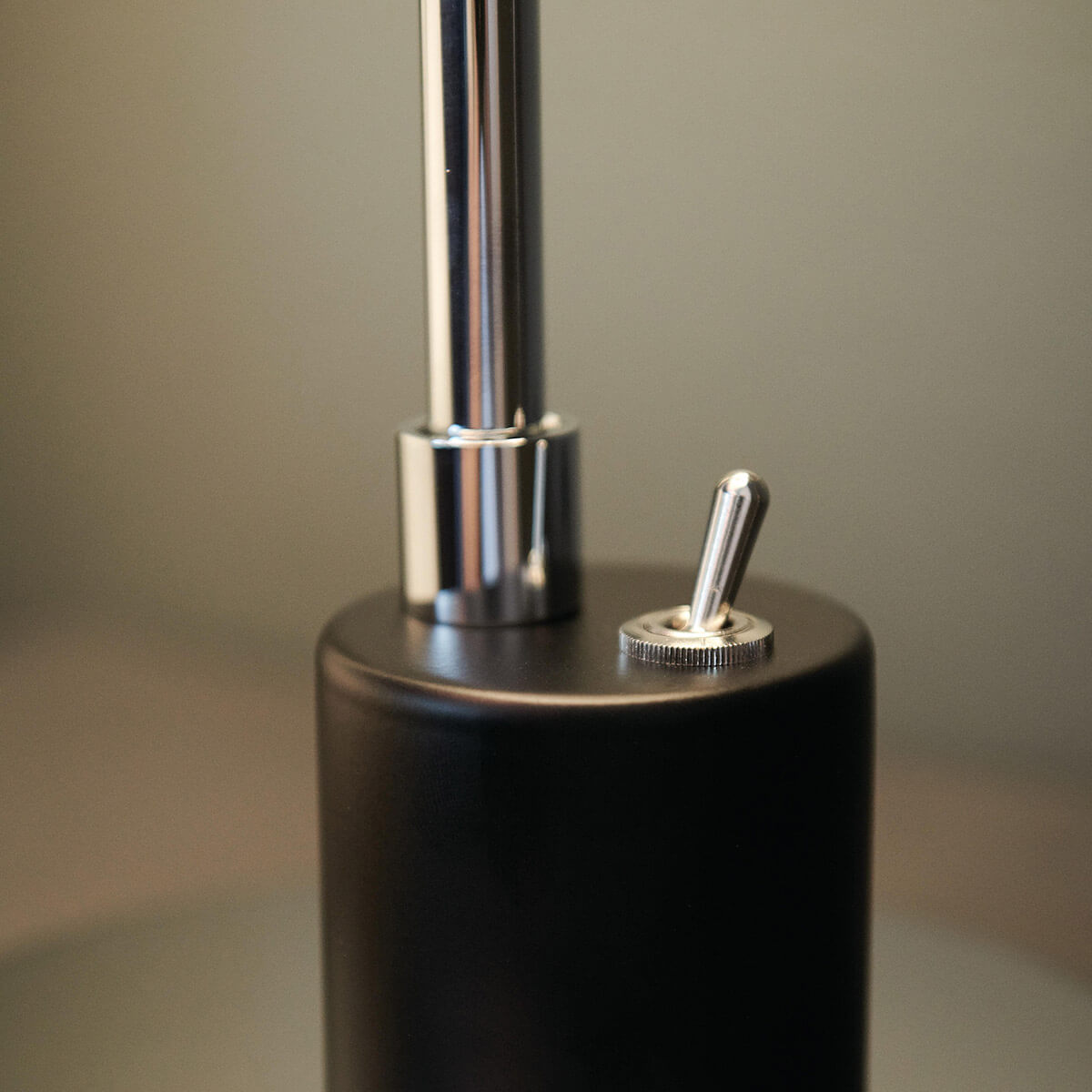 Tecnolumen SF 28 Tischleuchte, Chrom, Fuß: schwarz lackiert, An / Aus Schalter