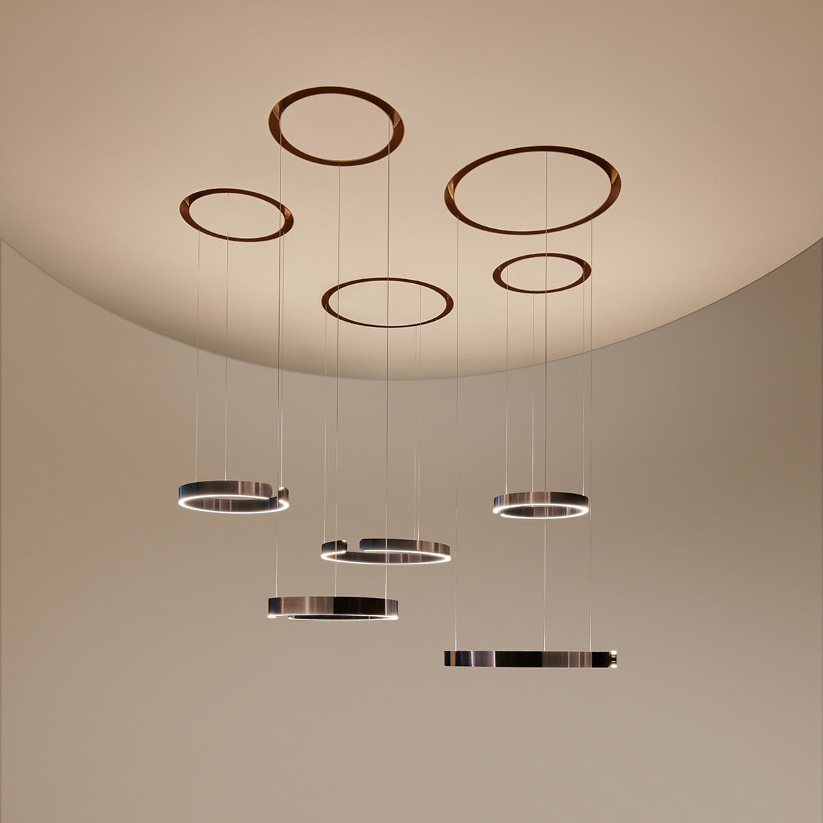 Occhio Mito cosmo 40 move "air" wide Pendelleuchte und Mito cosmo 60 move "air" wide Pendelleuchte, Tischbeleuchtung