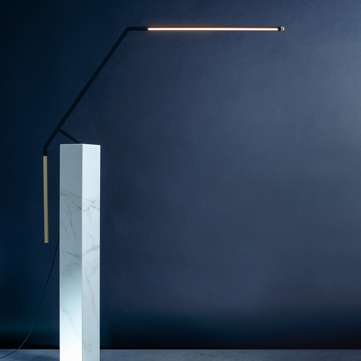 Nemo Bird LED Tavolo, Messing / schwarz matt