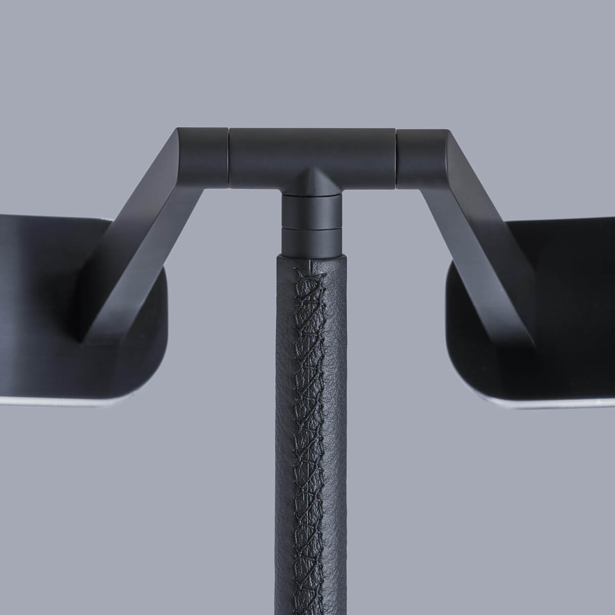 Occhio Mito raggio lusso Stehleuchte, scuro (black phantom / Marquina Marmor), Bogen mit Ascot Leder