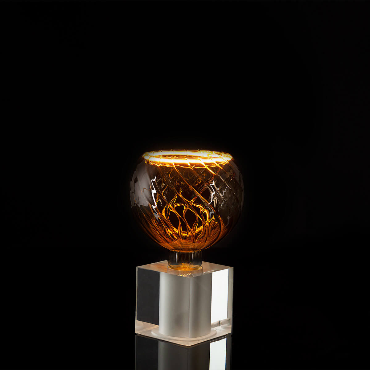Sompex Cubic Tischleuchte mit Segula LED Floating Globe 150 twisted smokey grau, Acryl (inbegriffen) (©Leuchtenland.com)