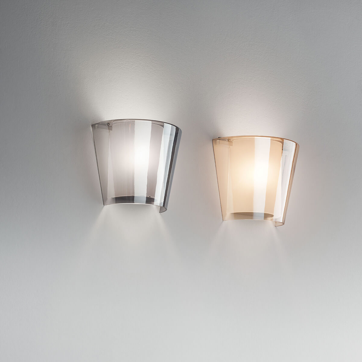 Fabas Luce Viki Wandleuchte, grau transparent und amber