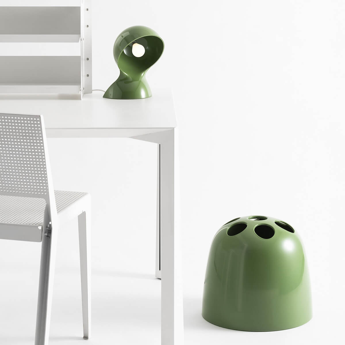 Artemide Dalù Tavolo, grün, und Artemide Dedalo Schirmständer