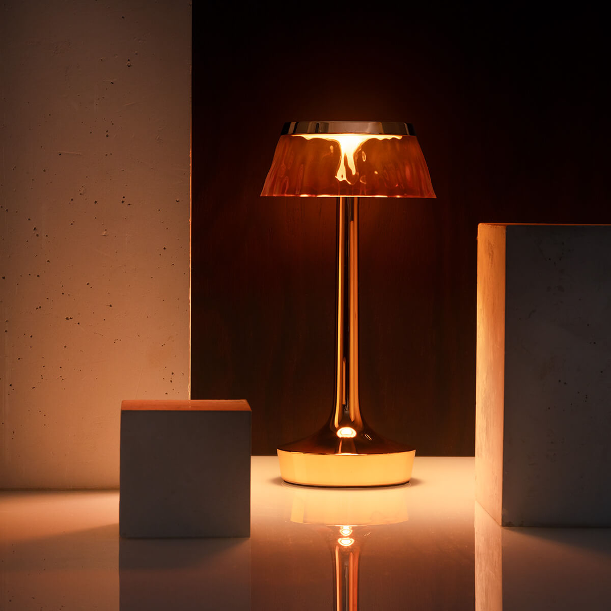 Flos Bon Jour Unplugged LED Akkuleuchte, Kupfer, mit Amber Krone (als Zubehör erhältlich) (©Santi Caleca)