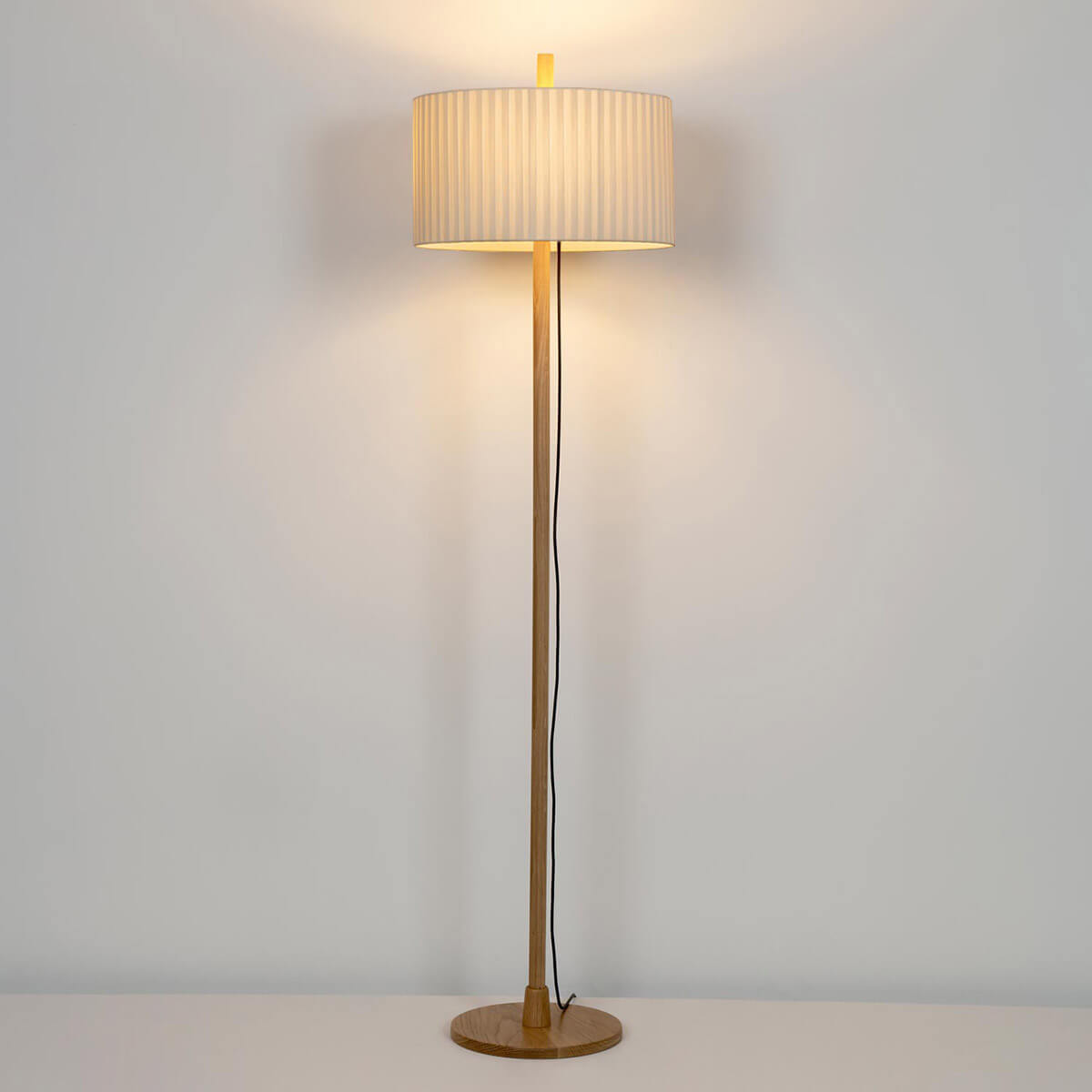 Milan Linood Stehleuchte, Schirm: Ecru-Finish / Korpus: Eichenholz
