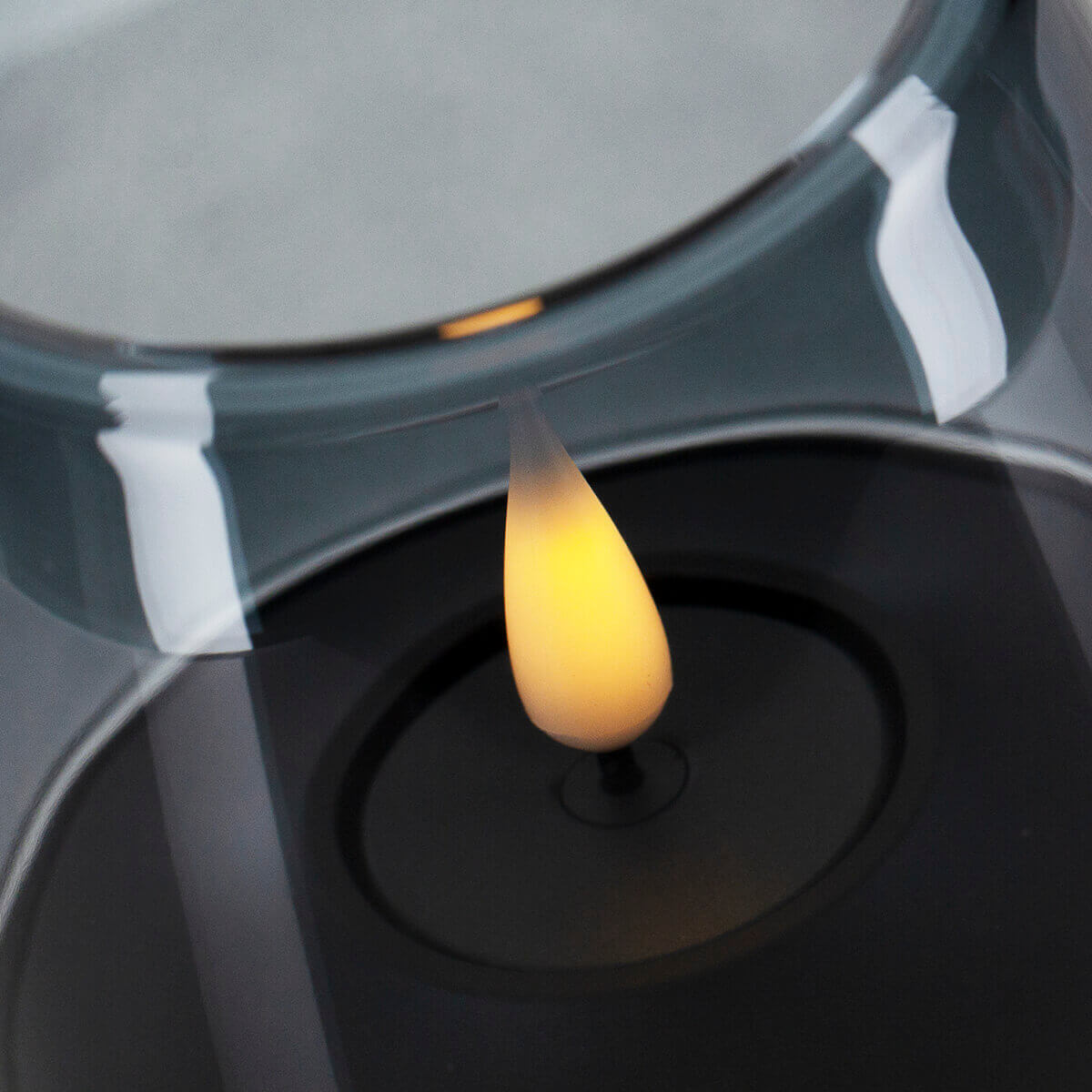 Kooduu Shine 2.0 LED-Kerze, silbergrau, mit dem Glow 10 Windlicht, rauchgrau (separat erhältlich) (©Leuchtenland.com)