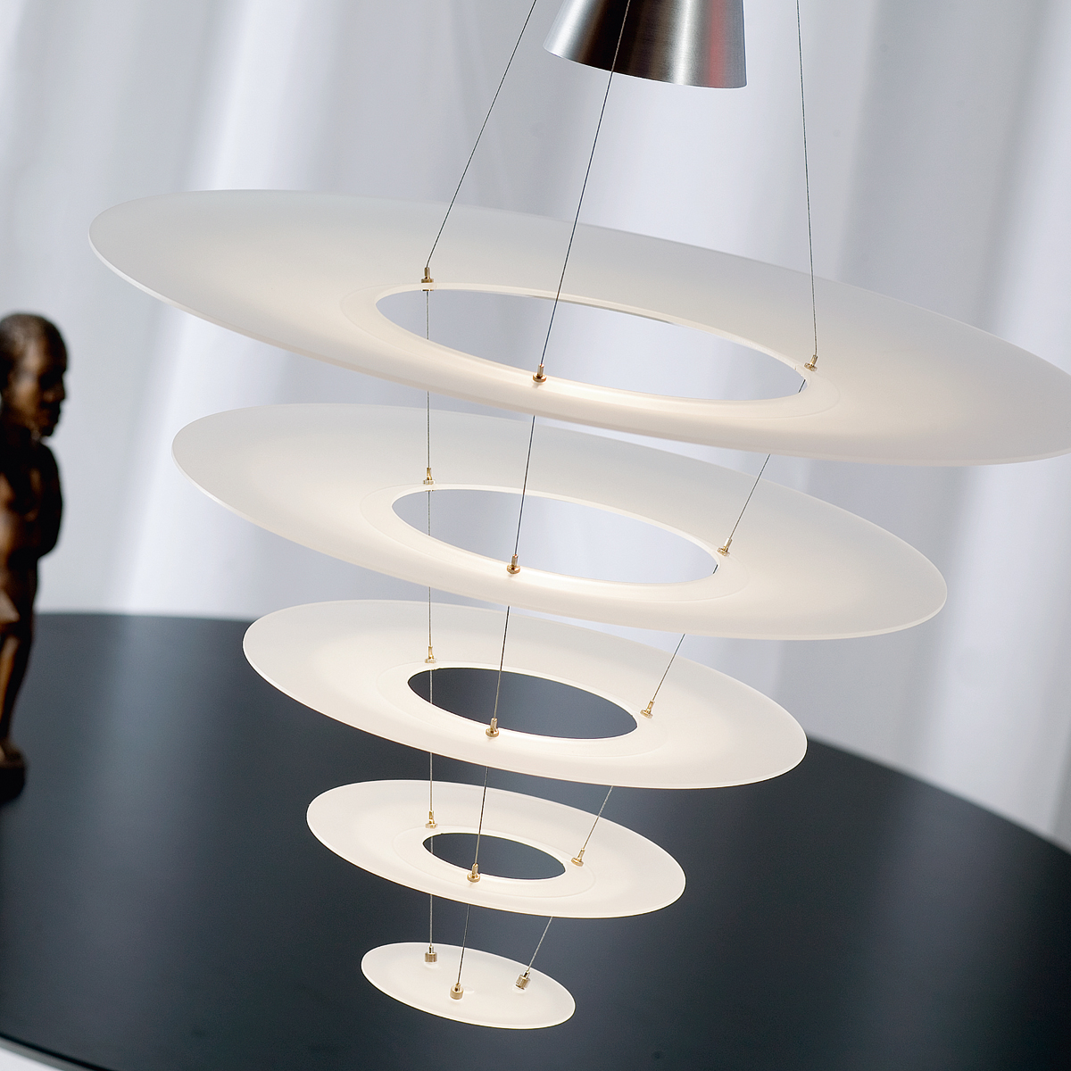 Louis Poulsen Enigma 545 Pendelleuchte, Alu gebürstet / Acryl weiß