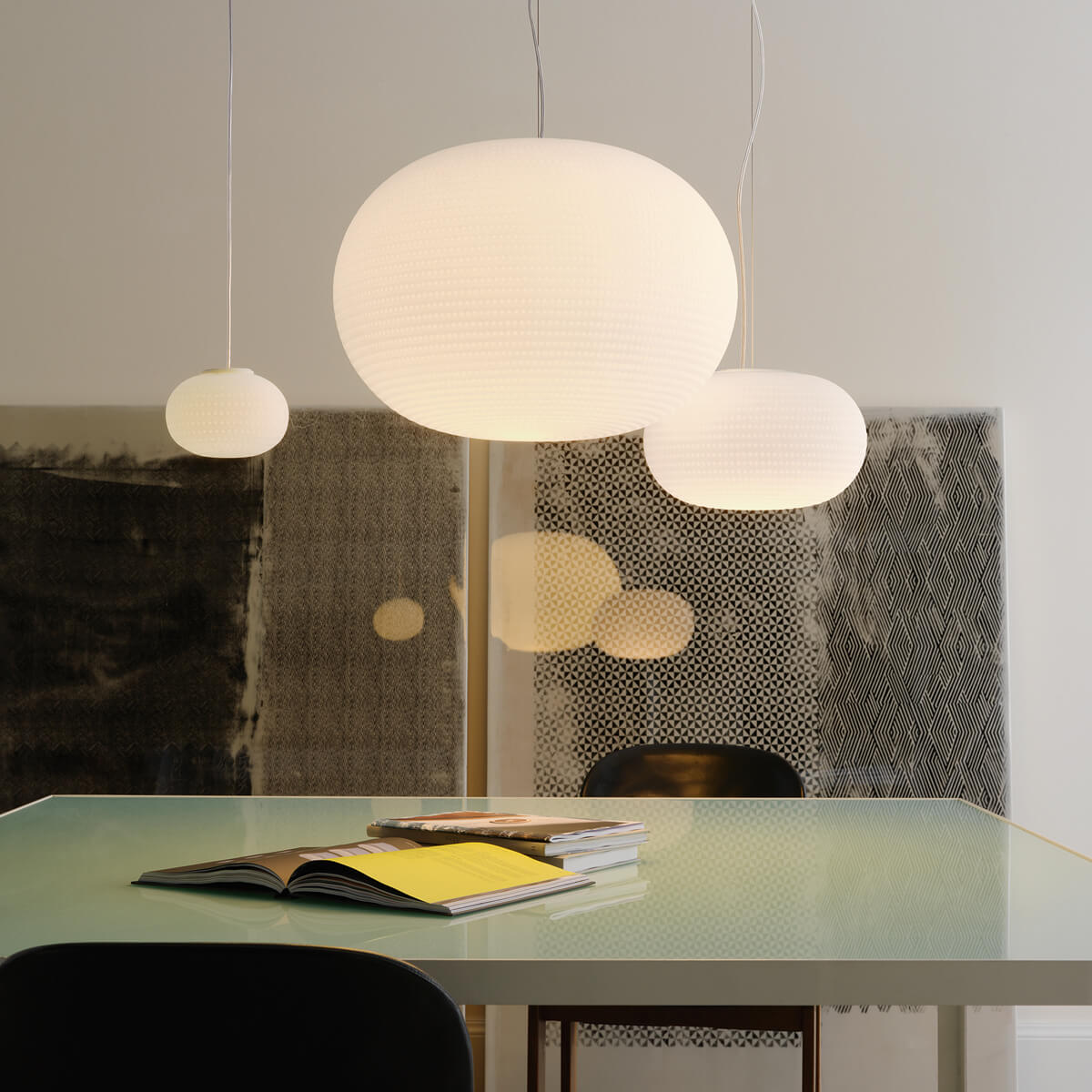 Fontana Arte Bianca Pendelleuchte, Ø: 16 cm und Ø: 30 cm, weiß satiniert, und Bianca Large Pendelleuchte, Ø: 50 cm, weiß satiniert