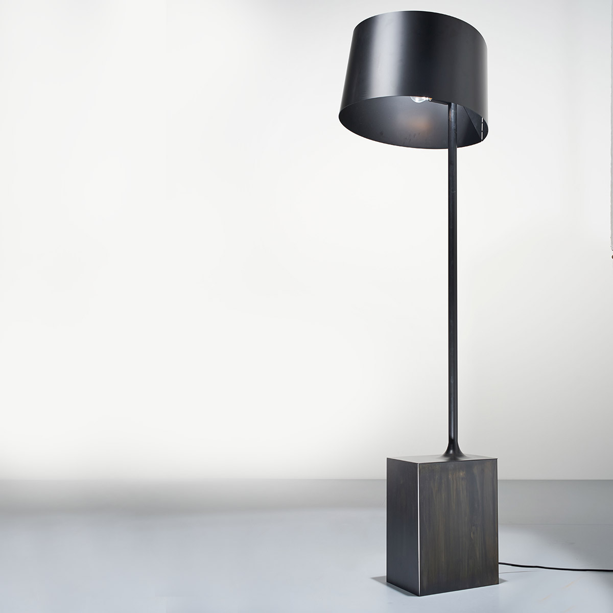 Zava Flamenco Stehleuchte, Schirm: schwarz / Sockel: Ecomalta® dunkelgrau