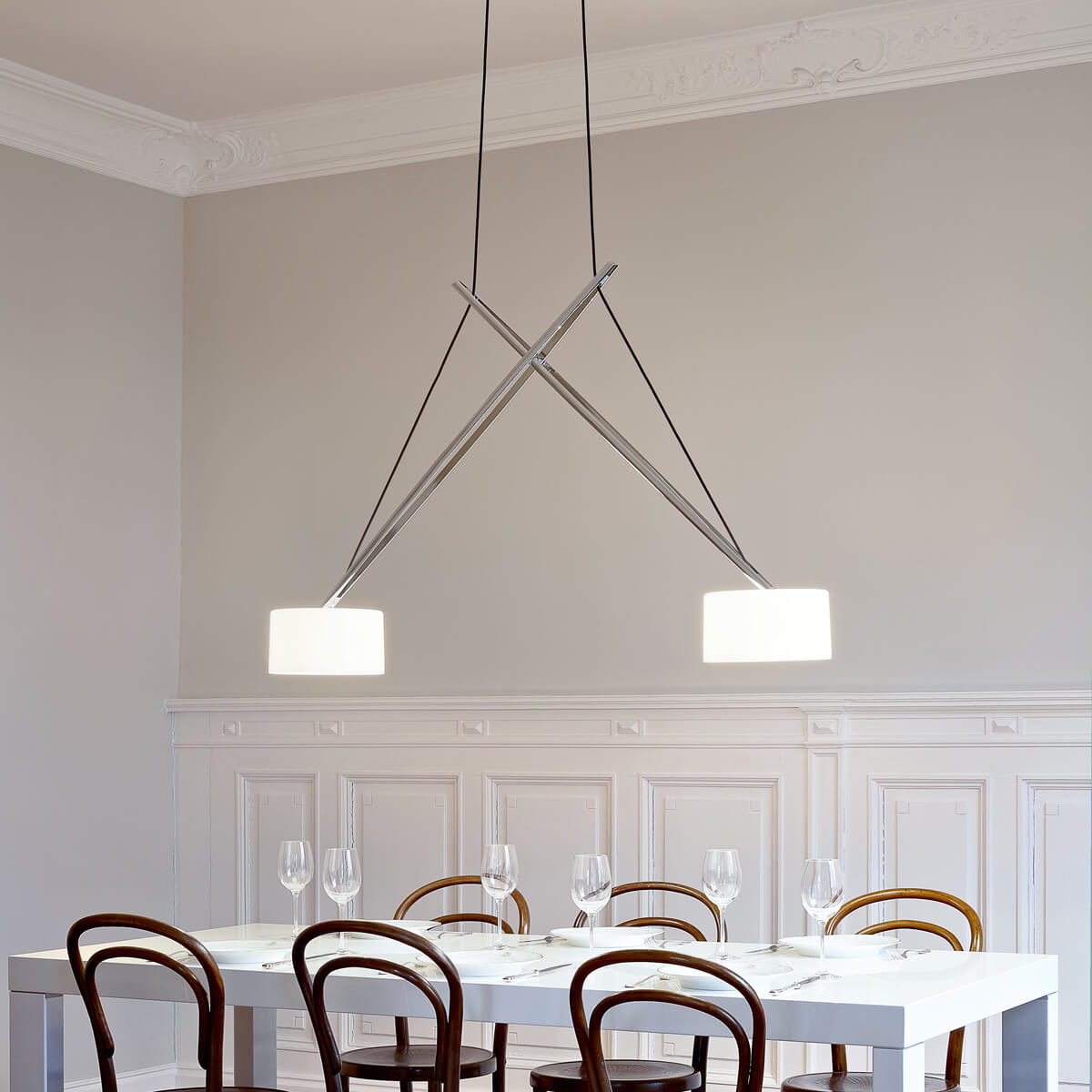 Serien.lighting Twin Suspension, Chrom, Schirme: Acrylglas (©Ingmar Kurth)