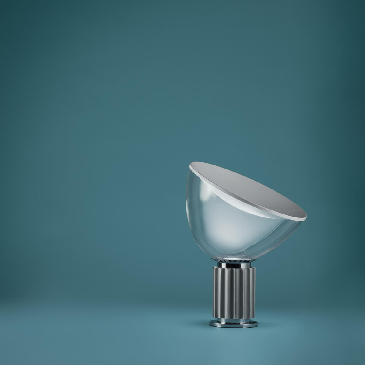 Flos Taccia Small LED Tischleuchte, Silber eloxiert (©Frank Hülsbömer)