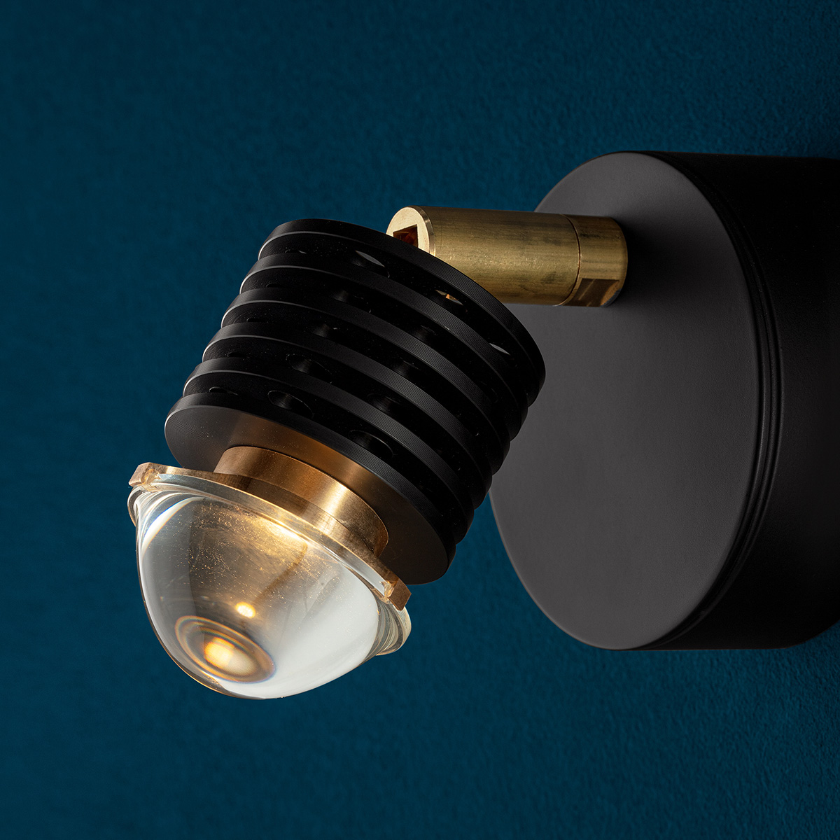 Catellani & Smith EC 301 LED Wandleuchte, schwarz / Messing (Foto: Nava-Rapacchietta)