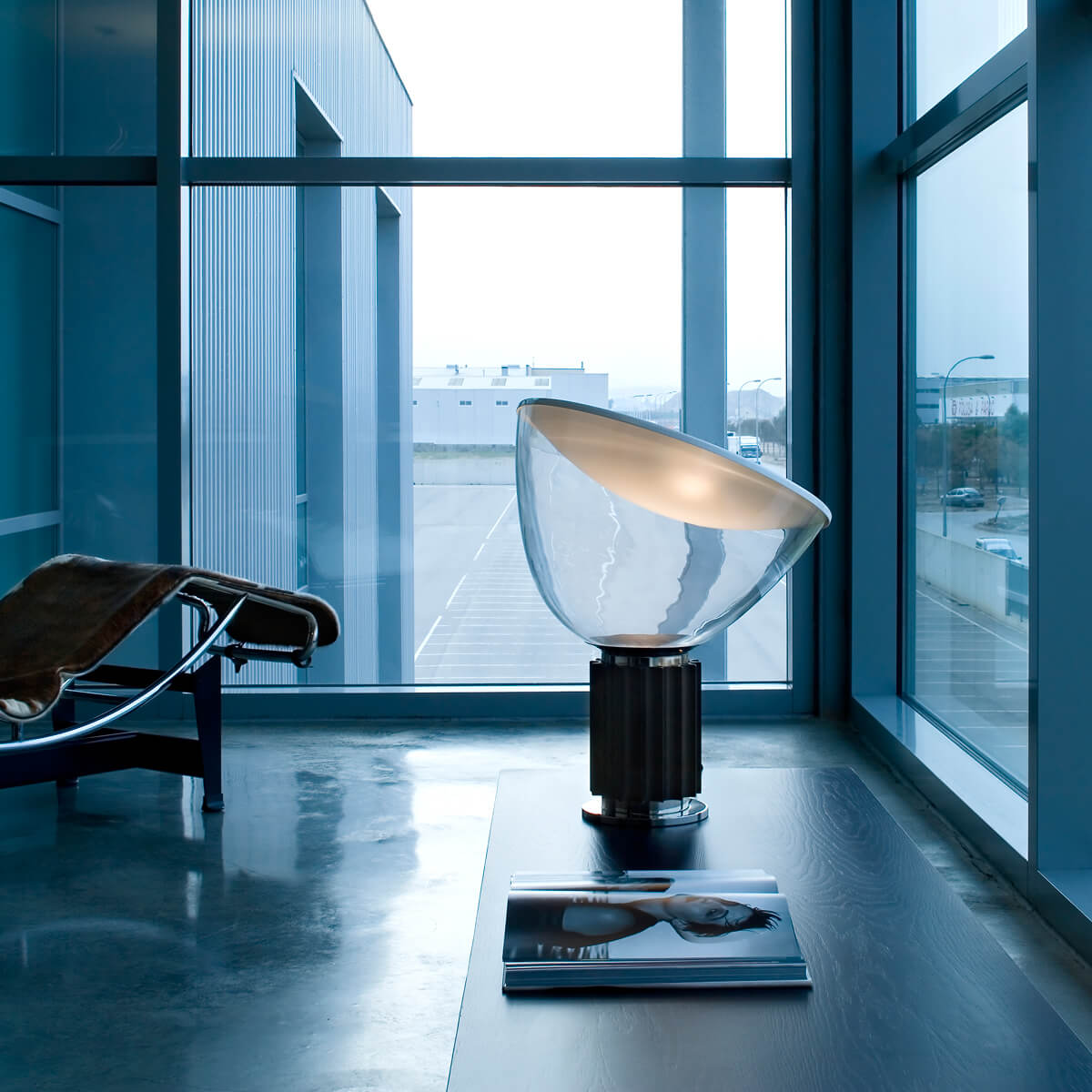 189-flos-taccia-led-tischleuchte-schwarz-ambiente-c-santi-caleca-1200x1200 Flos Taccia LED Tischleuchte, schwarz (©Santi Caleca)