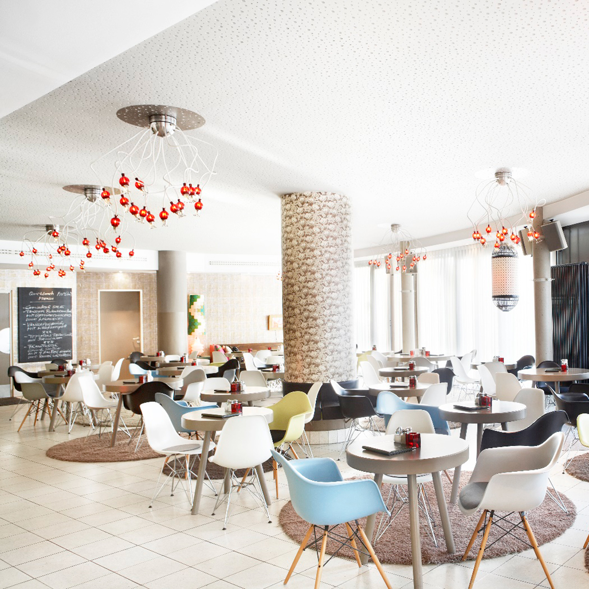 Serien.lighting Poppy Wall / Ceiling 15 Wand- / Deckenleuchte, Arme: beige, Schirme: rubinrot