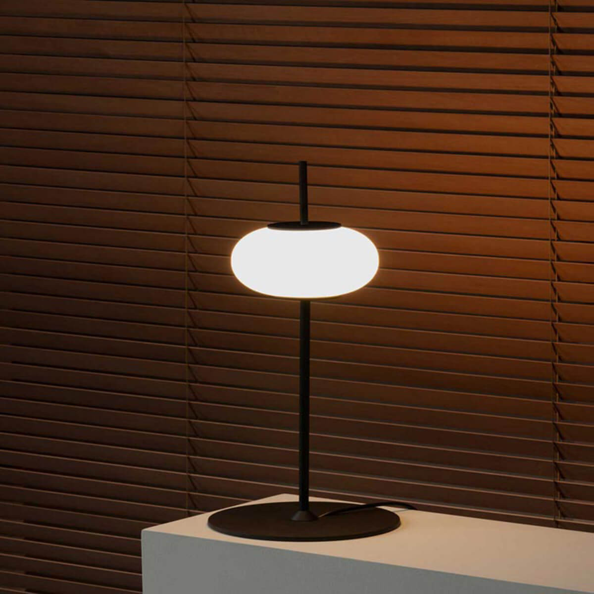 Milan Astros Tischleuchte, schwarz matt