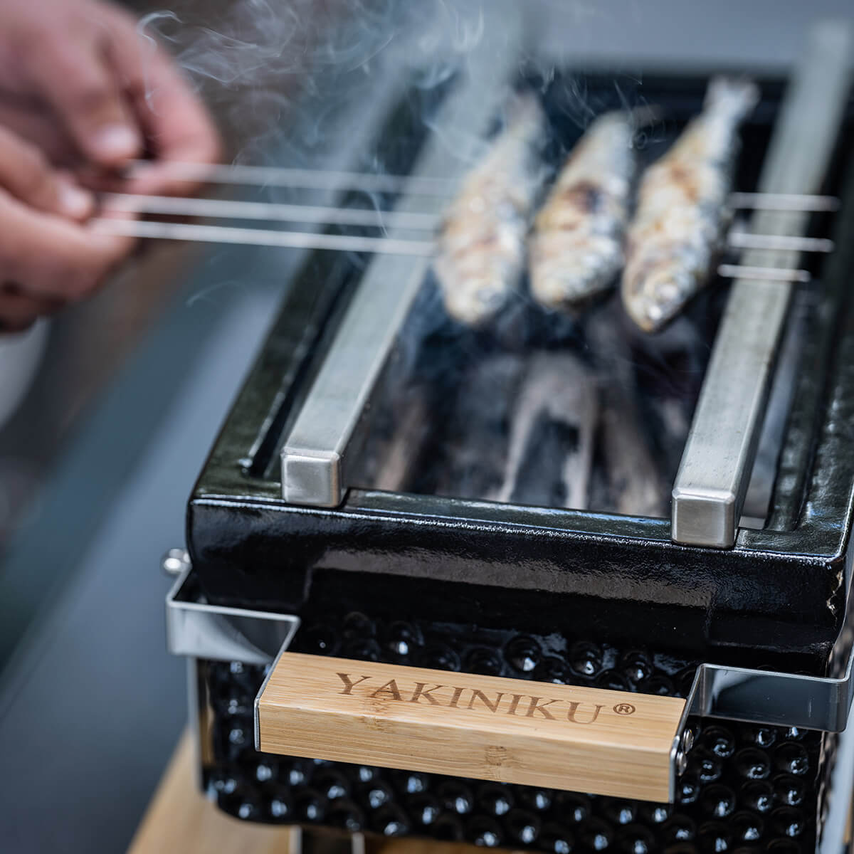 Yakiniku Yakitori Grillspieße, 20 Stück, mit dem Yakiniku Shichirin Grill, eckig, und den Yakitori Edelstahlstangen (separat erhältlich)