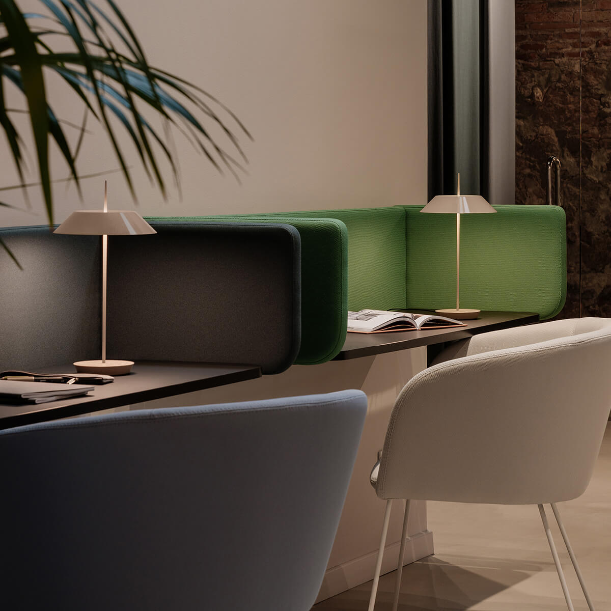Vibia Mayfair Mini 5495 LED Akkuleuchte, beige