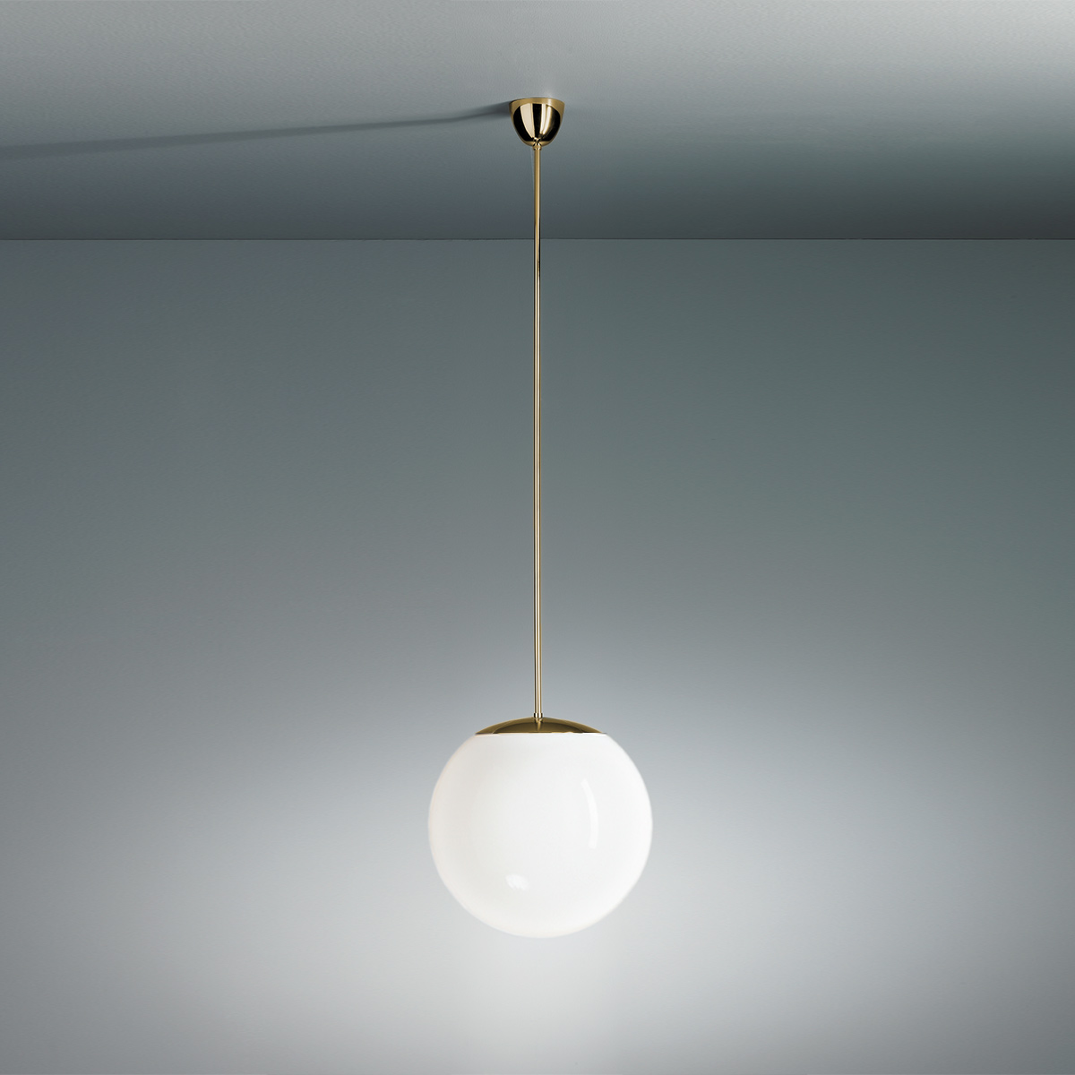 Tecnolumen HL 99 Pendelleuchte mit Opalkugel, Ø: 40 cm, Messing poliert