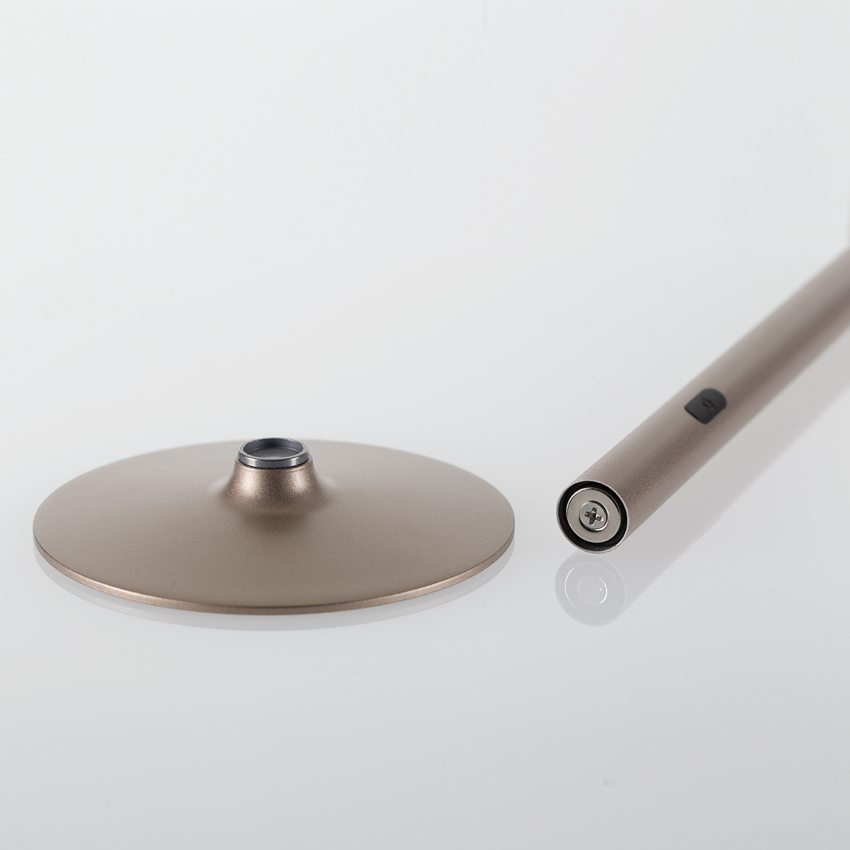 IP44.DE Glim LED Akkuleuchte, bright bronze (Bronze), mit abnehmbarem Fuß (magnetisch) (©Leuchtenland.com)